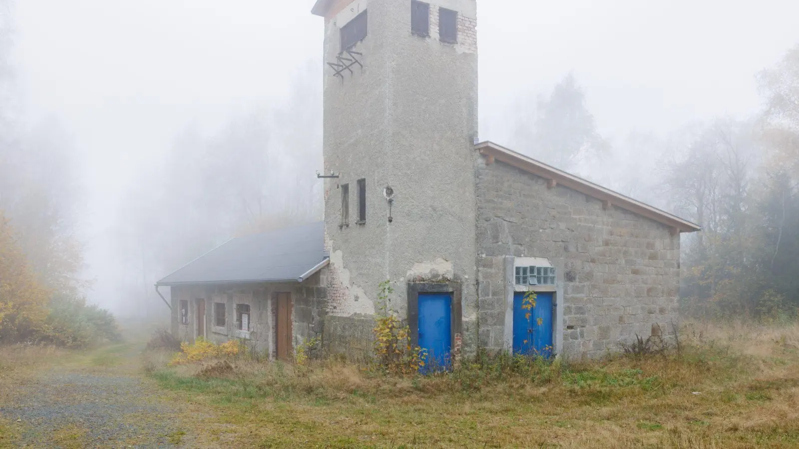 Unbekannte haben eine der Außentüren des ehemaligen Trafogebäudes auf dem Gelände des einstigen KZ-Steinbruchs durch Schmierereien beschädigt. (Bild: KZ-Gedenkstätte Flossenburg/Thomas Dashuber)