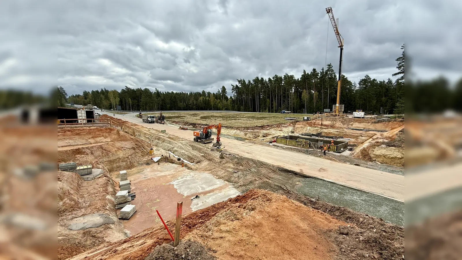 Die Baustelle auf der B 470 bei Parkstein-Hütten zeigt mächtig Betrieb. Das alte Brückenbauwerk ist abgebrochen worden. Mittlerweile wurde mit den Schalungsarbeiten der Widerlager für das neue Bauwerk begonnen. Außerdem ging bereits die Baustellenerschließung über die Bühne, so dass Verkehr auf der B 470 möglichst wenig beeinträchtigt wird (Bild: Gabi Schönberger)