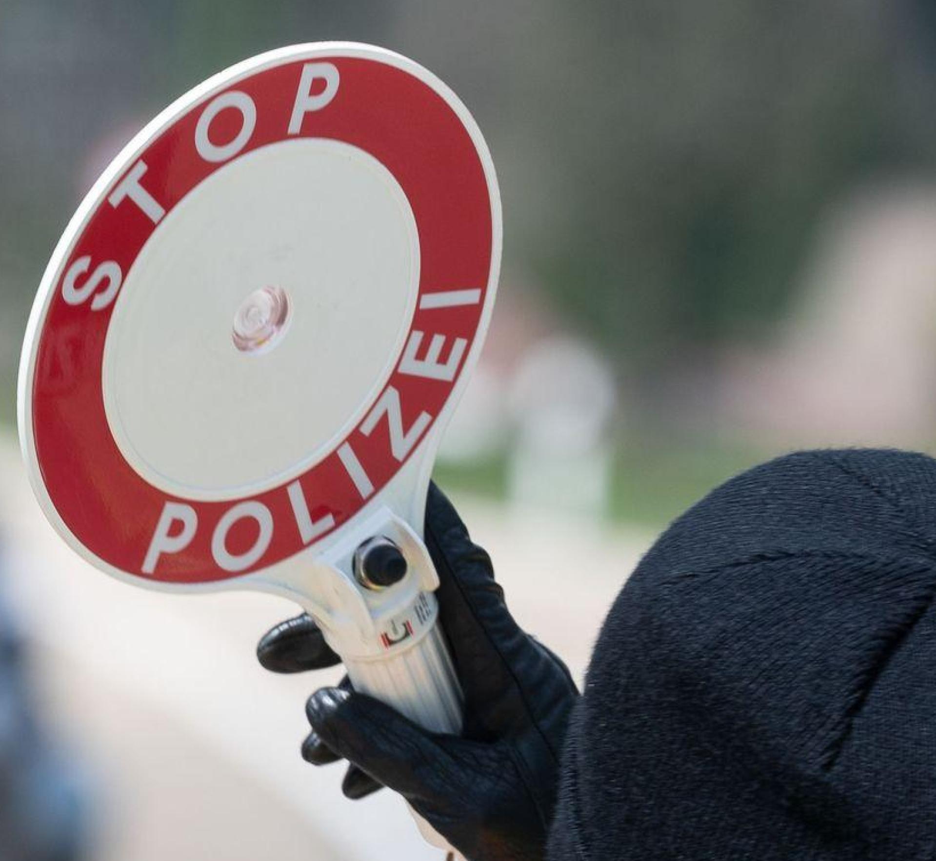 Ein 30-jähriger auf einem Leichtkraftrad mit Weidener Zulassung ist am Autohof Thiersheim von der Grenzpolizei Selb gestoppt worden. (Symbolbild: Marijan Murat/dpa/Archivbild)