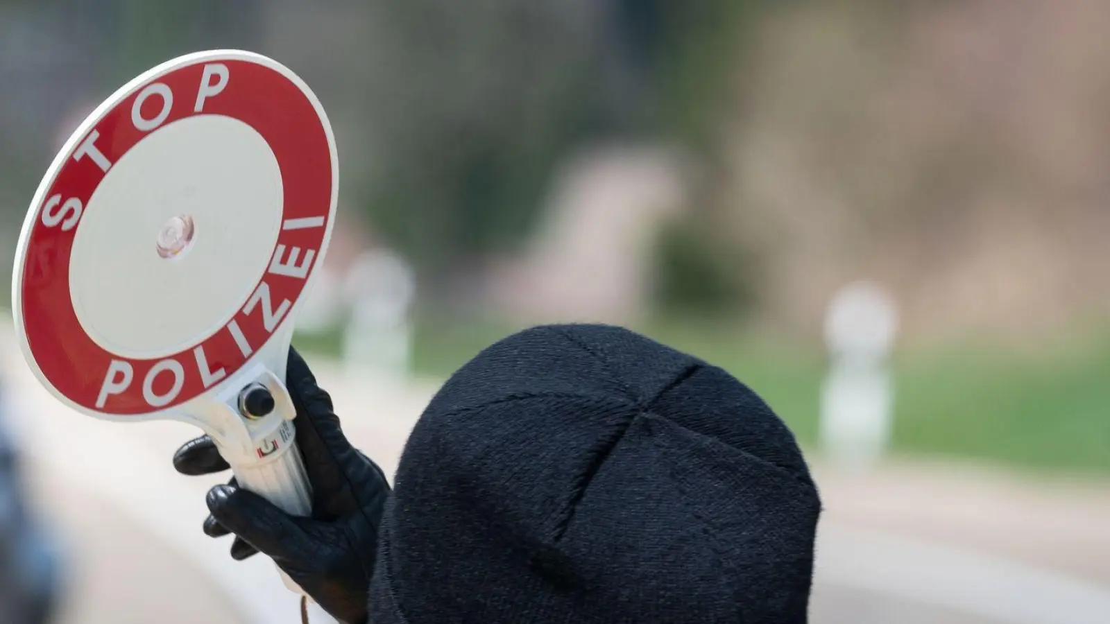 Ein 30-jähriger auf einem Leichtkraftrad mit Weidener Zulassung ist am Autohof Thiersheim von der Grenzpolizei Selb gestoppt worden. (Symbolbild: Marijan Murat/dpa/Archivbild)
