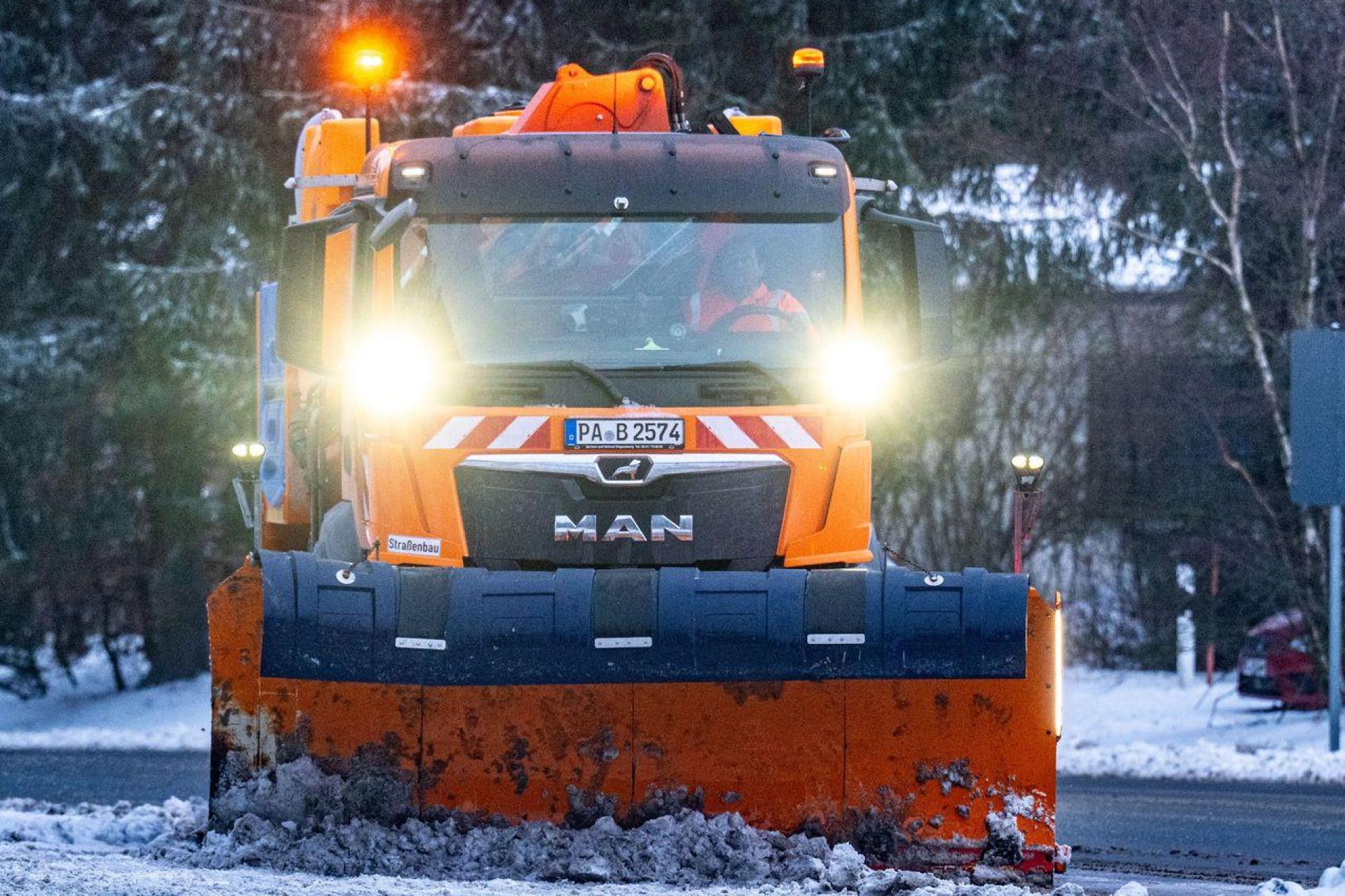 Bei Schnee und Glätte war es zuletzt zu vielen Unfällen im Freistaat gekommen. (Bild: Armin Weigel/dpa)