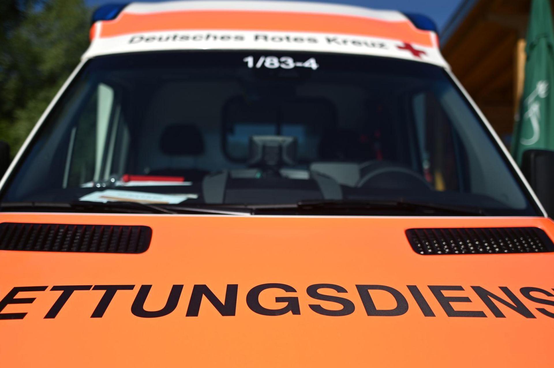 Am Sonntag kam es in Plößberg zu einem Verkehrsunfall, bei dem sich ein Auto überschlug. (Symbolbild: Patrick Seeger/dpa)