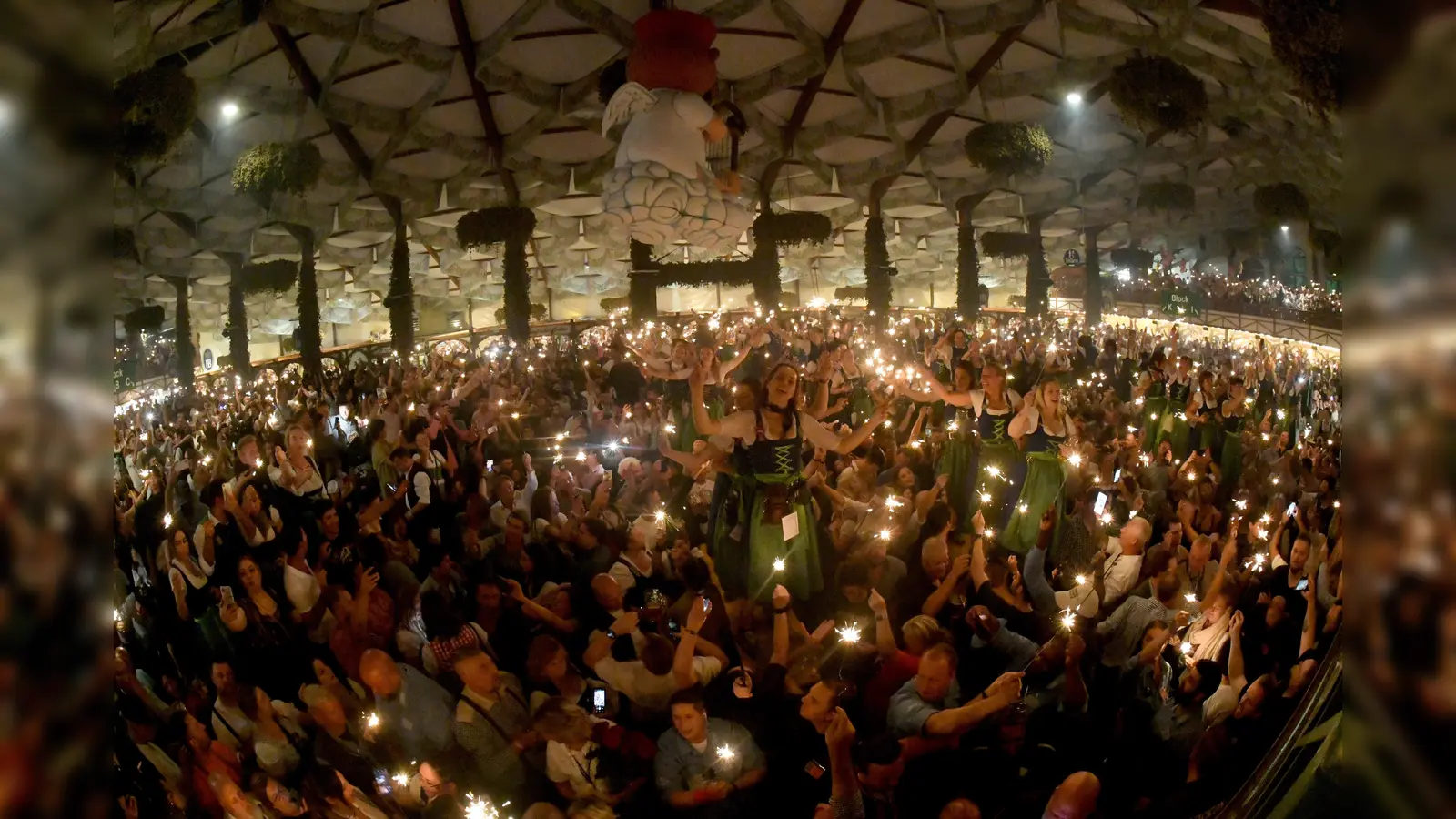 Wegen Umdichtungen mit rechtsextremen Textzeilen wollen die Veranstalter des Oktoberfests das Lied „L&#39;amour toujours“ vorsichtshalber gar nicht erst spielen. (Bild: Felix Hörhager)