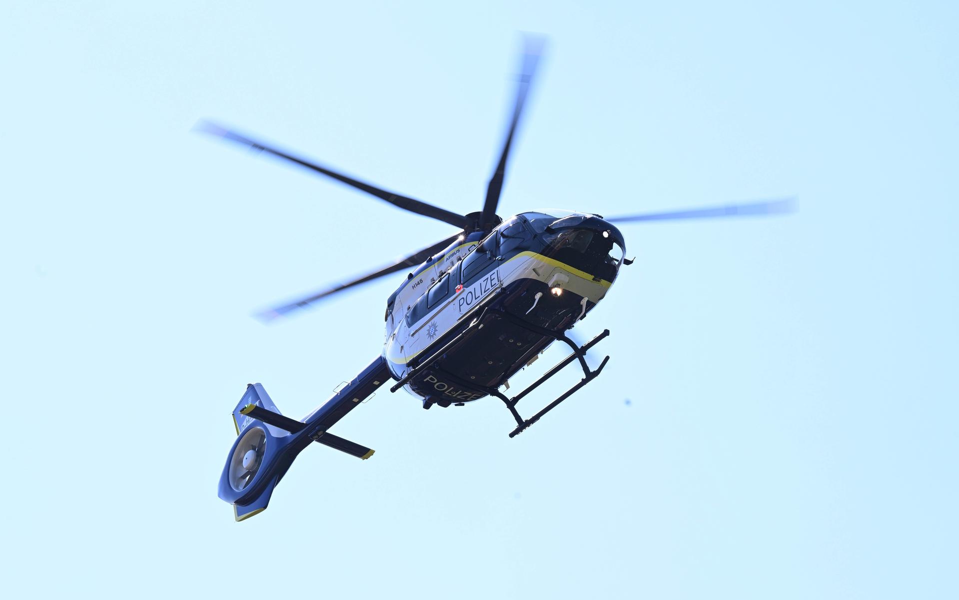 Die Polizei suchte mit einem Hubschrauber in Weiden nach einer vermissten Frau.  (Symbolbild: Felix Hörhager)
