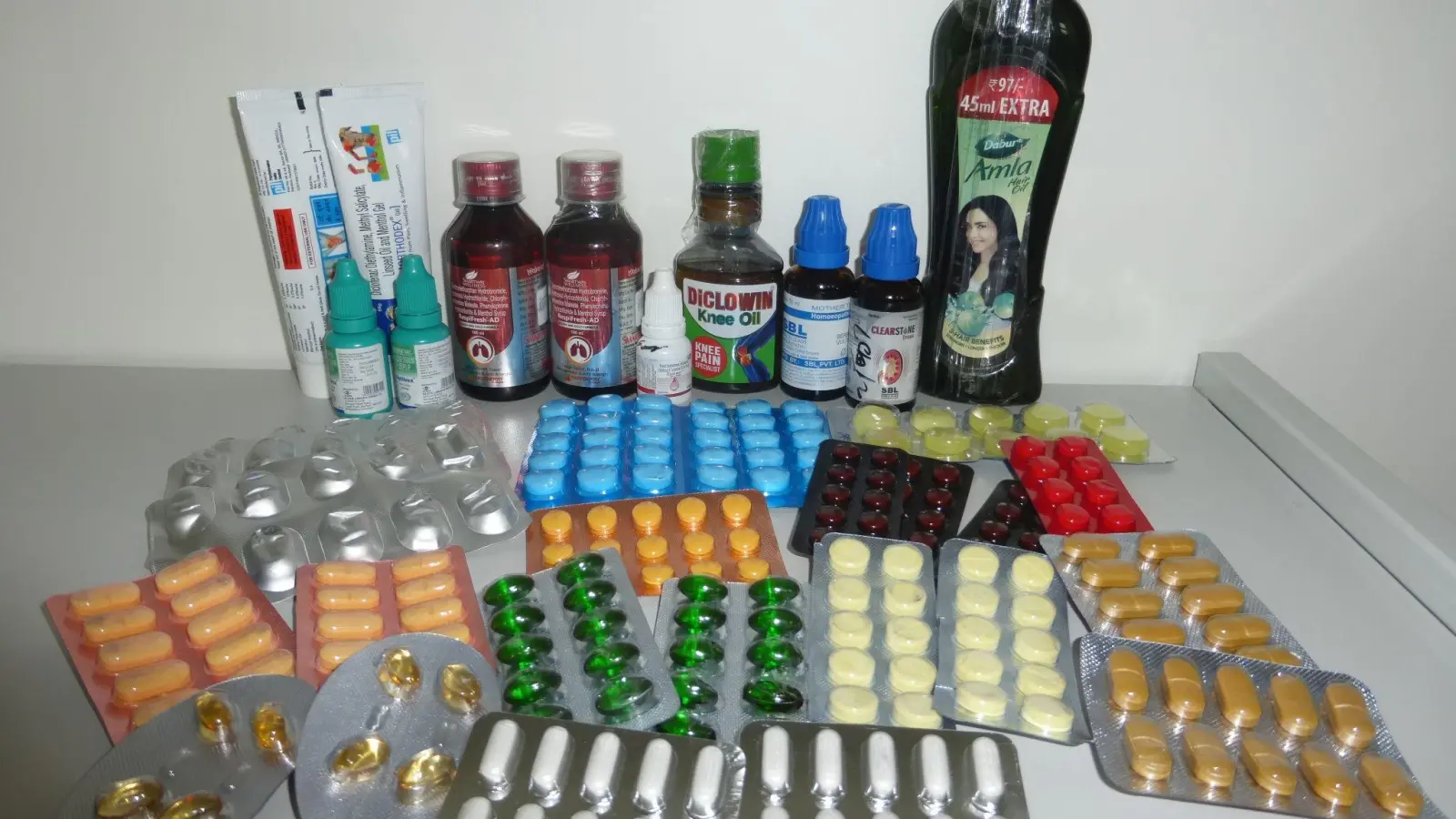 Tabletten, Kapseln, Tropfen und Tuben: Das Zollamt Oberpfalz hat 20 nicht zugelassene Produkte in einer Postsendung aus Indien entdeckt. Der Besteller dieser Artikel kann jetzt Probleme bekommen. (Bild: Zollamt Oberpfalz)