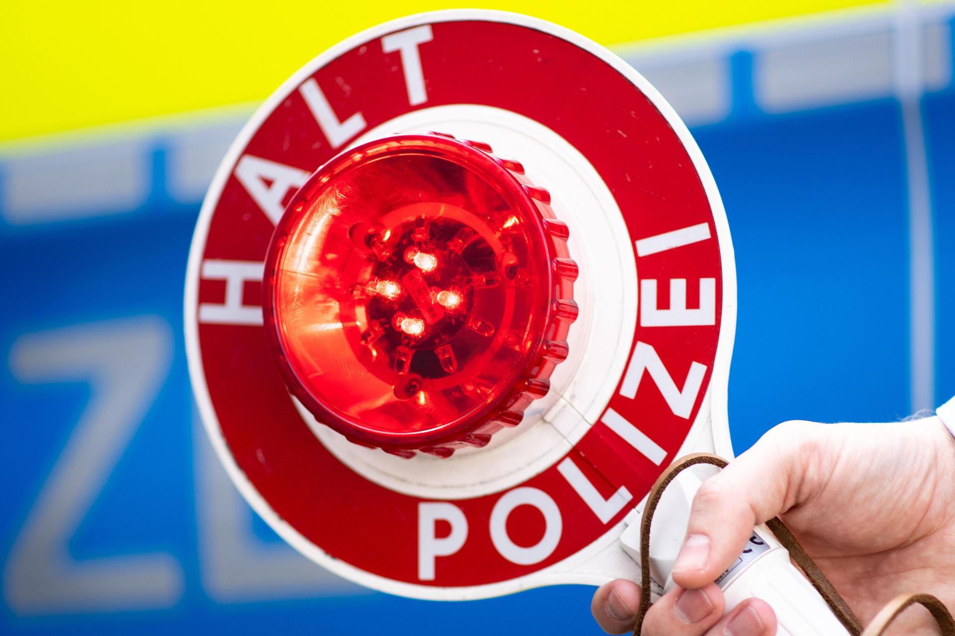 Nach einer Kontrolle auf der A 6 bei Wernberg-Köblitz nimmt die Polizei einen Mann (57) und eine Frau (51) fest.  (Symbolbild: Marius Becker)