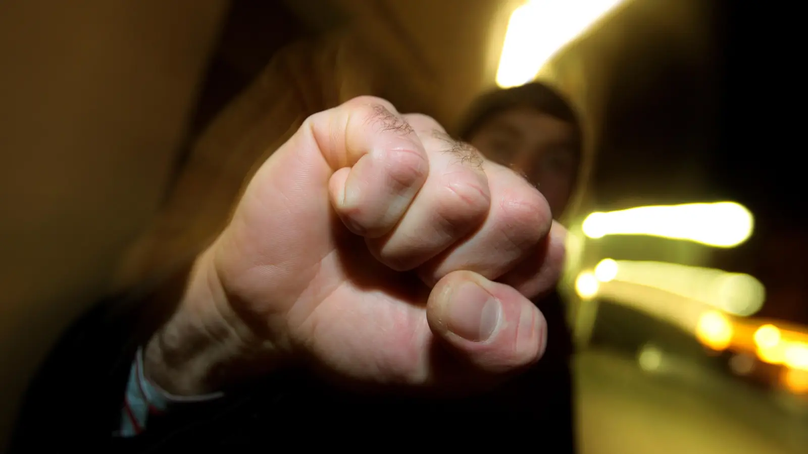 Ein Unbekannter schlägt auf dem Volksfest in Weiden einen 15-Jährigen mehrfach und flüchtet. (Symbolbild: Karl-Josef Hildenbrand)