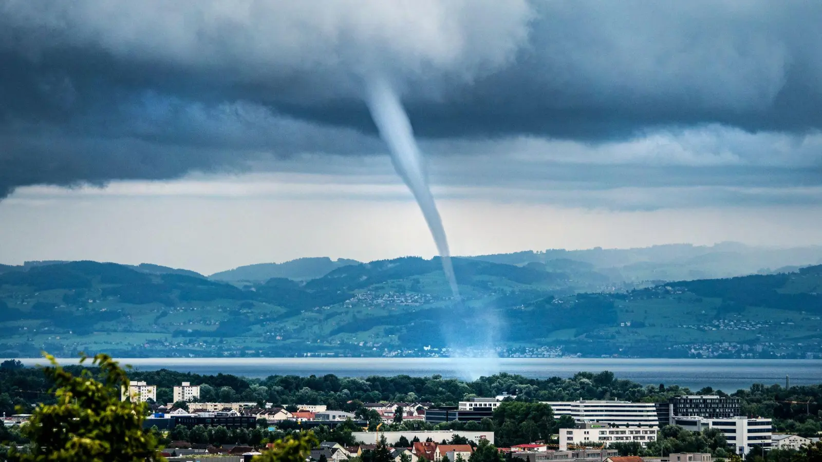 Über dem Bodensee werden immer wieder einmal Tornados registriert wie hier 2021 bei Friedrichshafen. In diesem Jahr fegte einer auch über den bayerischen Teil des Sees. (Archivbild: Dr. Christoph Sommergruber/dpa)