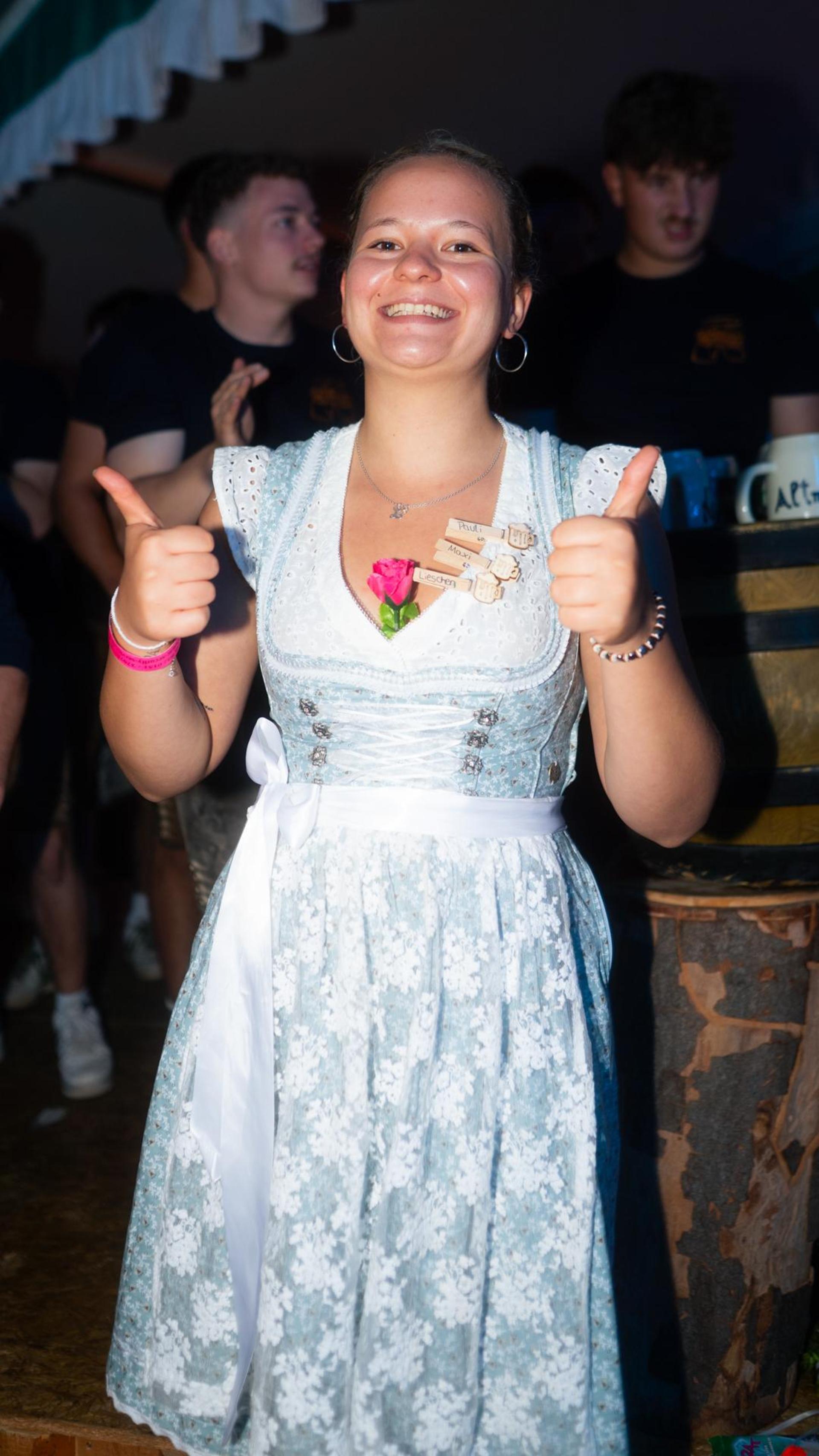 Die Quertreiber rocken am Samstagabend das Festzelt bei der Kirwa in Wernberg.  (Bild: Hannes Stock)