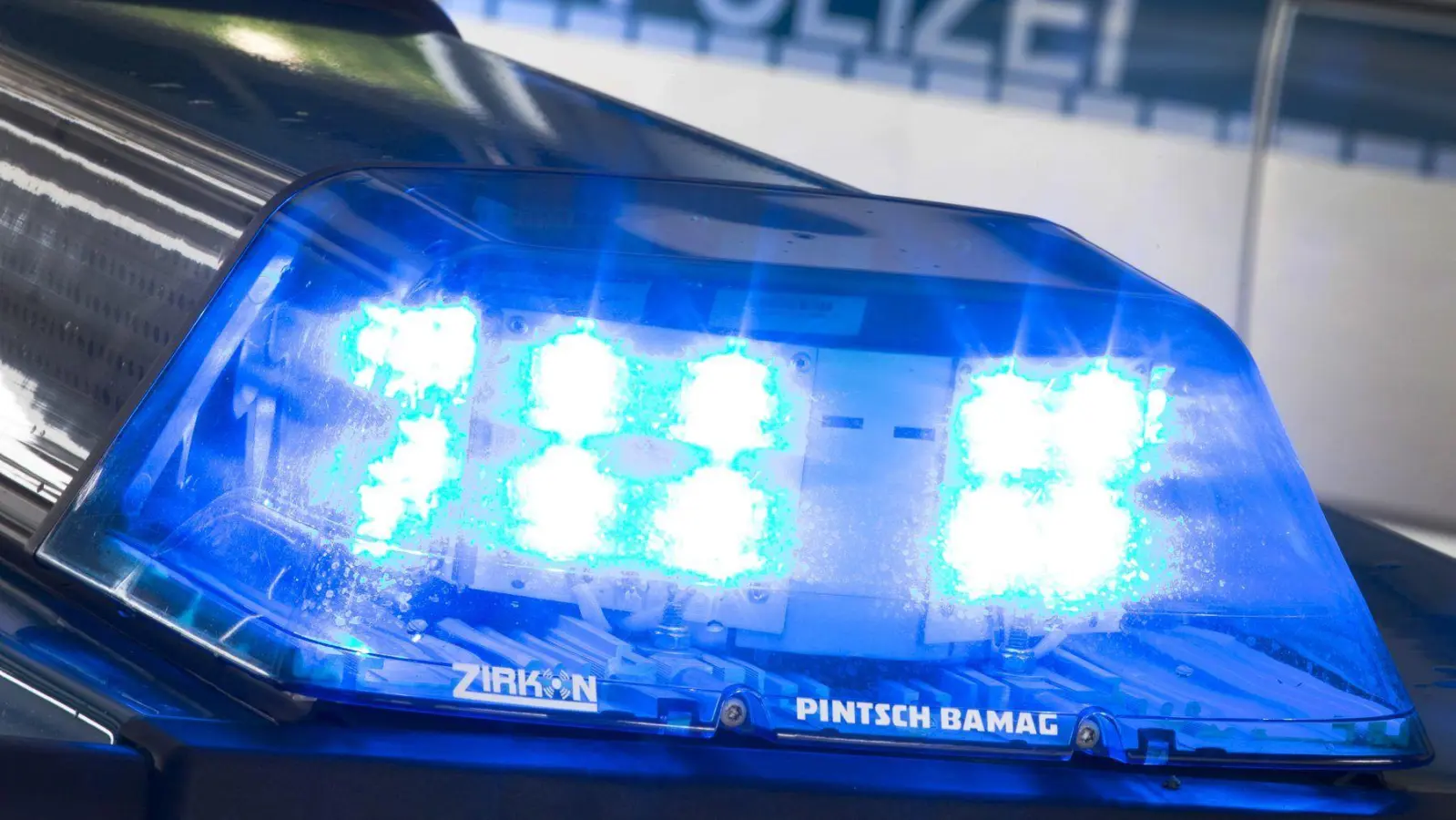 In Eschenbach zerkratzt ein Unbekannter ein Auto. Die Polizei sucht Zeugen.  (Symbolbild: Friso Gentsch/dpa)