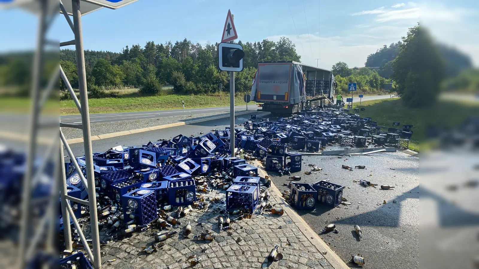 Bierkisten liegen nach einem Unfall an der Fahrbahn. (Bild: --/Polizeiinspektion Kulmbach/dpa)