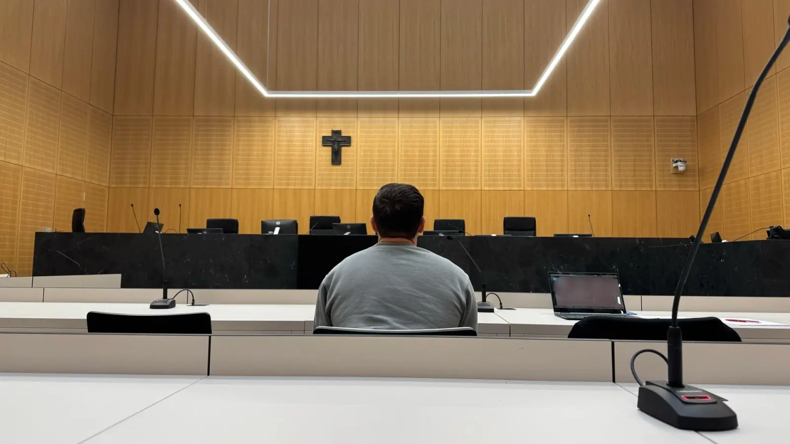 Vor dem Landgericht Weiden muss sich ein 36-Jähriger wegen des Transports von rund sieben Kilogramm Kokain verantworten.  (Bild: Stefanie Tretter)