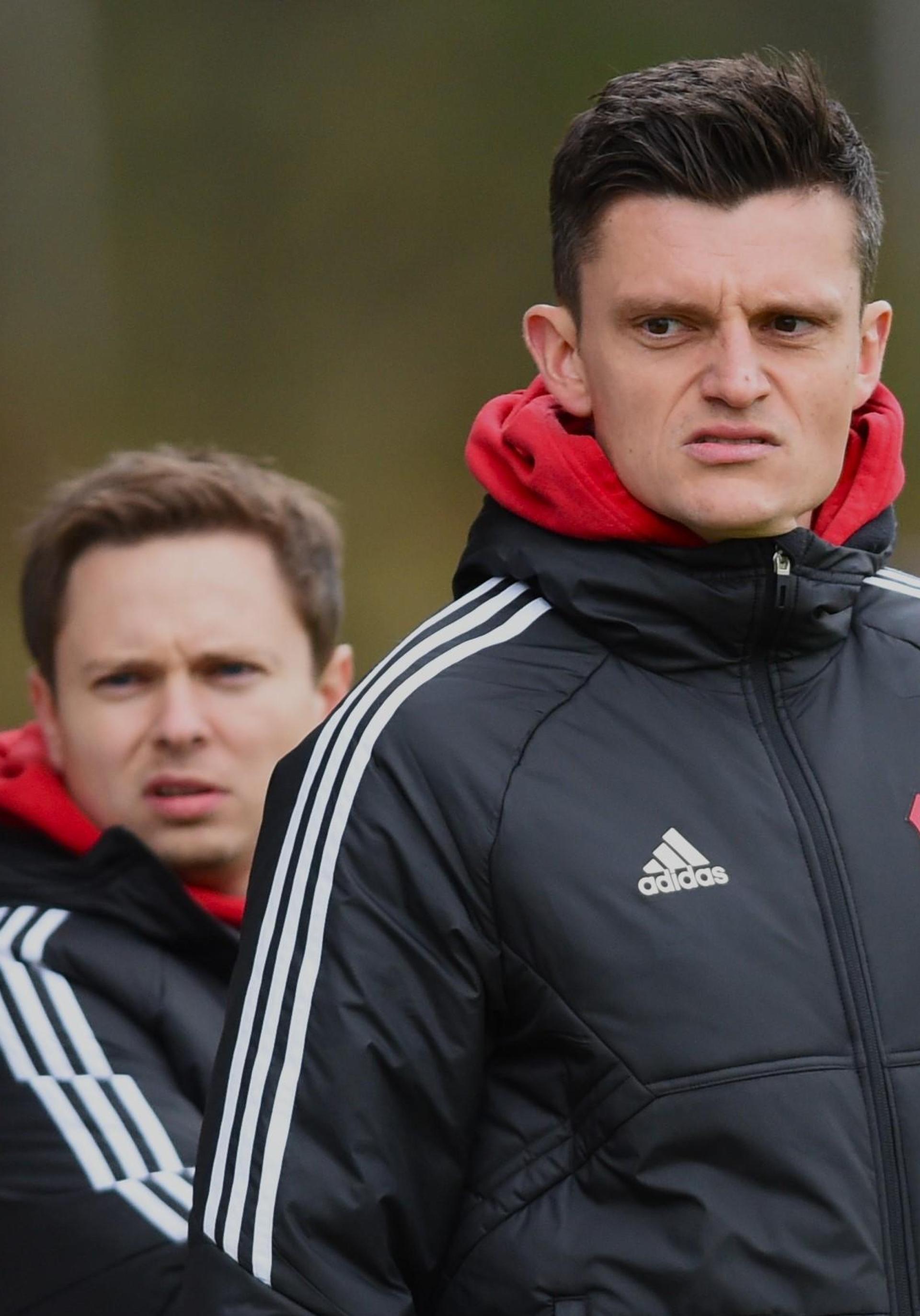 Trainer Benjamin Urban (vorne) testet mit seinen Spielern bei der SpVgg SV Weiden II. (Bild: btg)