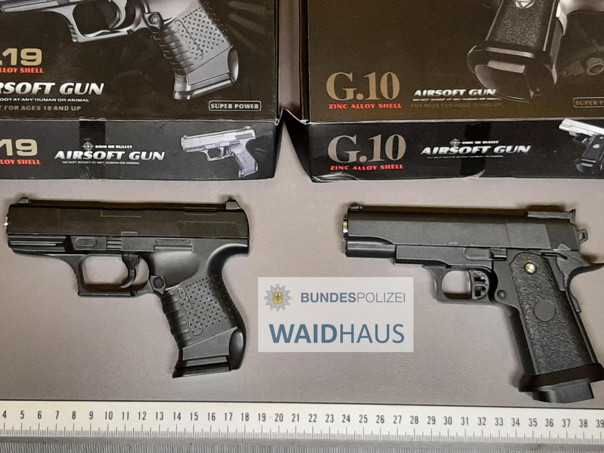 Diese Federdruckpistolen entdeckte die Bundespolizei Bärnau bei einem 39-Jährigen in Waldsassen. (Bild: Bundespolizei)