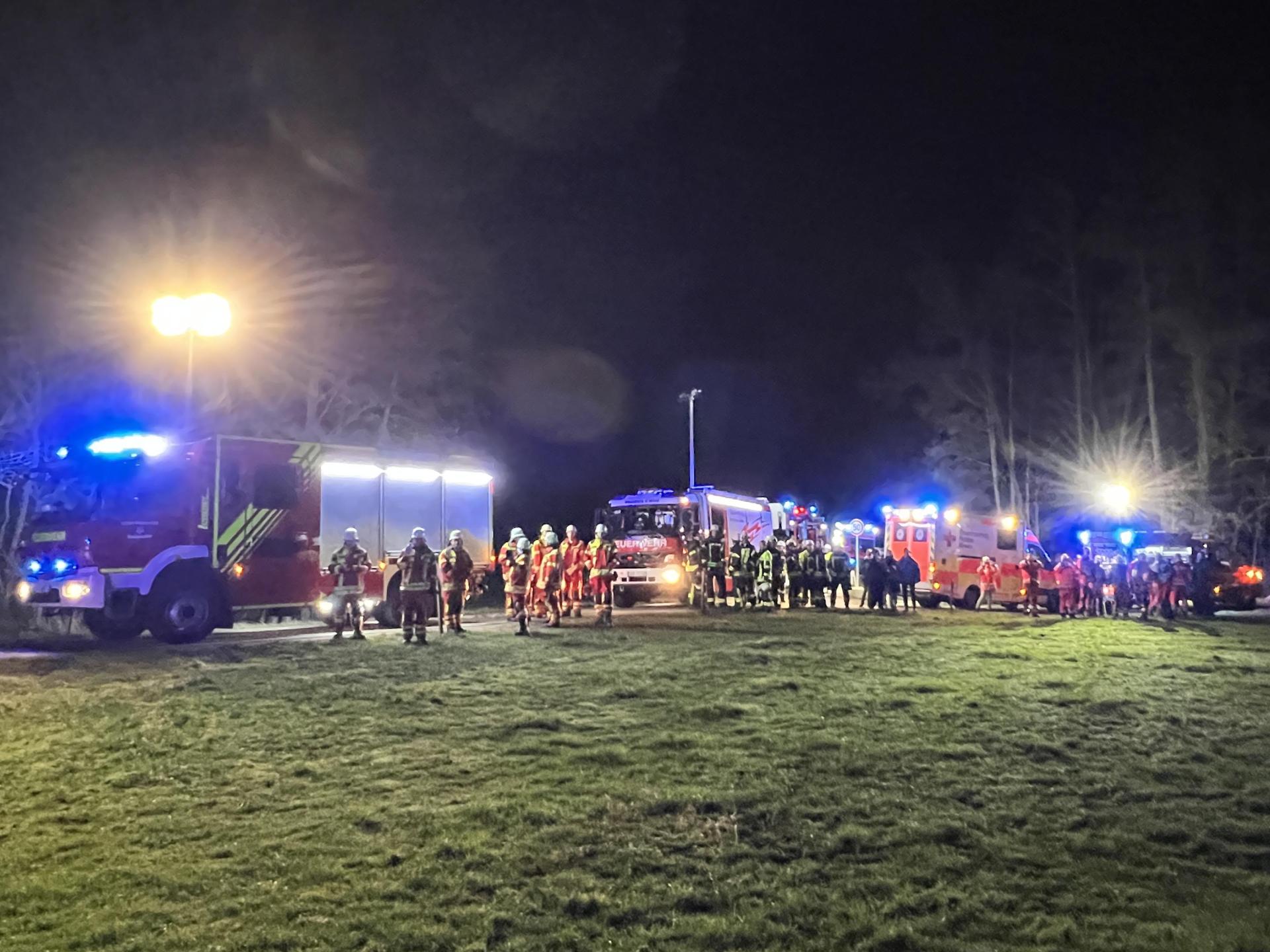 100 Einsatzkräfte eilen am Freitagabend, ausgelöst durch den Notruf einer Applewatch zum sogenannten Neuen Weiher bei Turesbach im Gemeindegebiet Bodenwöhr.  (Bild: Andreas Fuchs/exb)