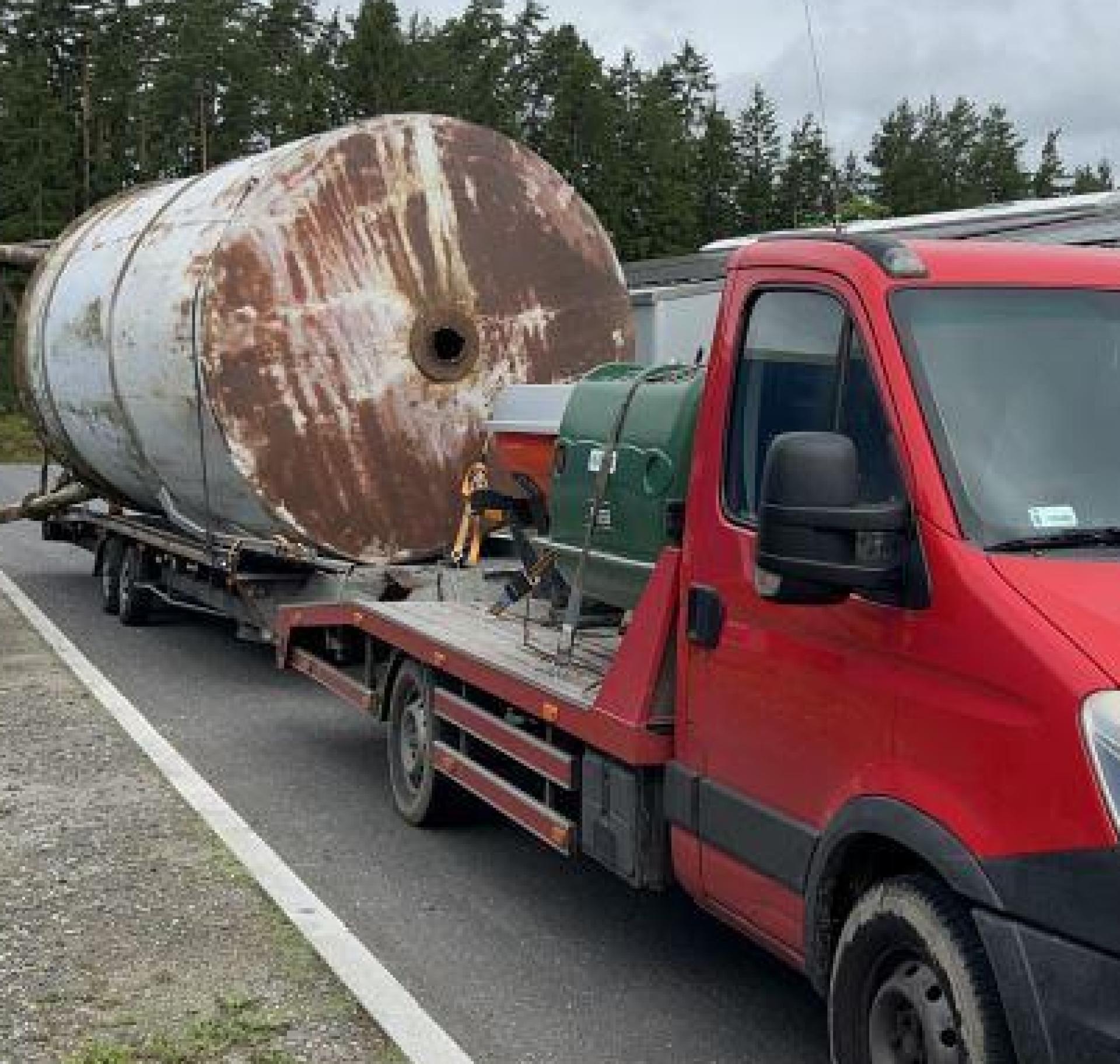 Ein überbreiter und überladener Transporter mit erheblichen Mängeln wurde auf der A6 bei Pleystein gestoppt. Die Polizei untersagte die Weiterfahrt. (Bild: VPI Weiden)