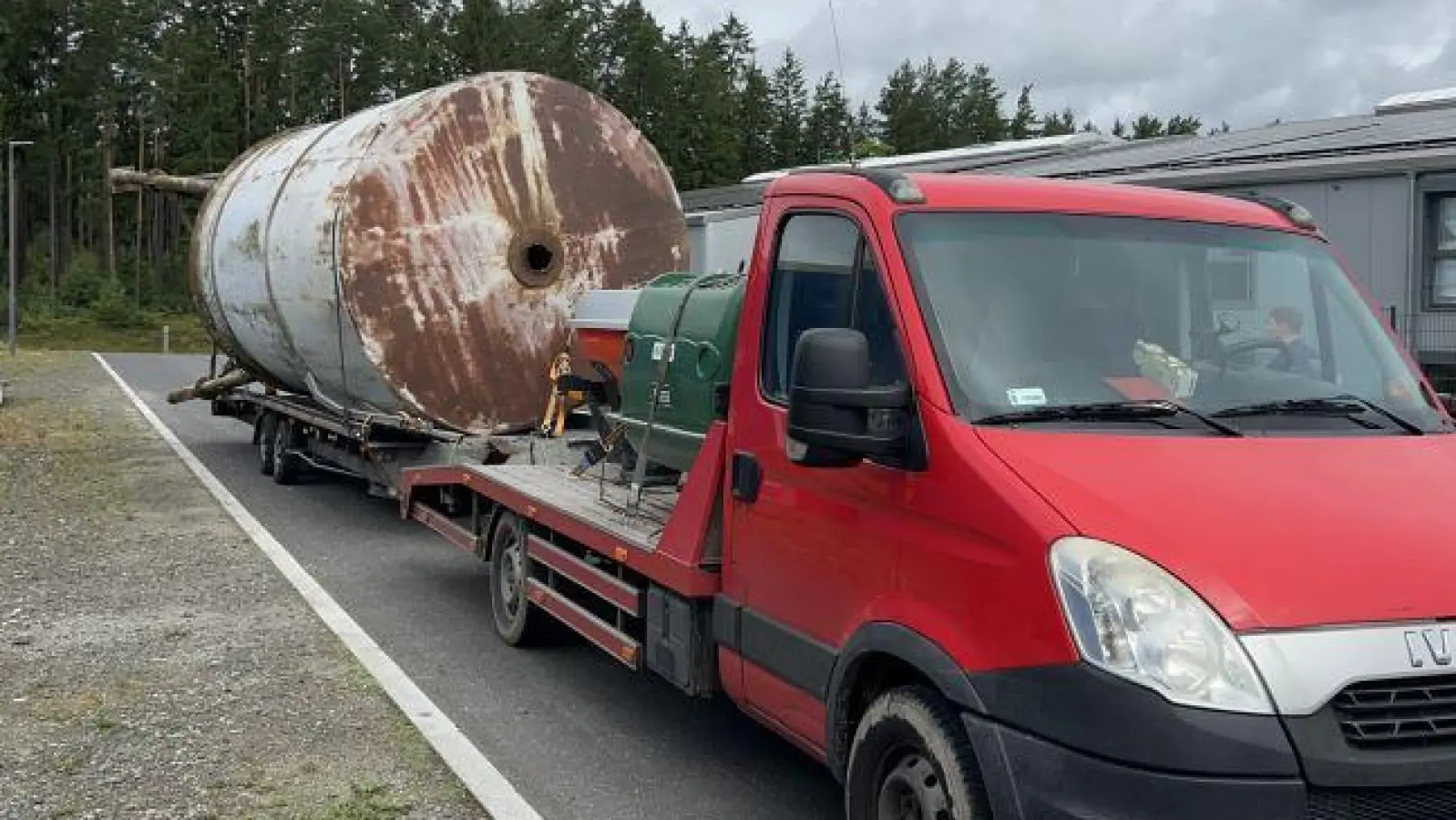 Ein überbreiter und überladener Transporter mit erheblichen Mängeln wurde auf der A6 bei Pleystein gestoppt. Die Polizei untersagte die Weiterfahrt. (Bild: VPI Weiden)