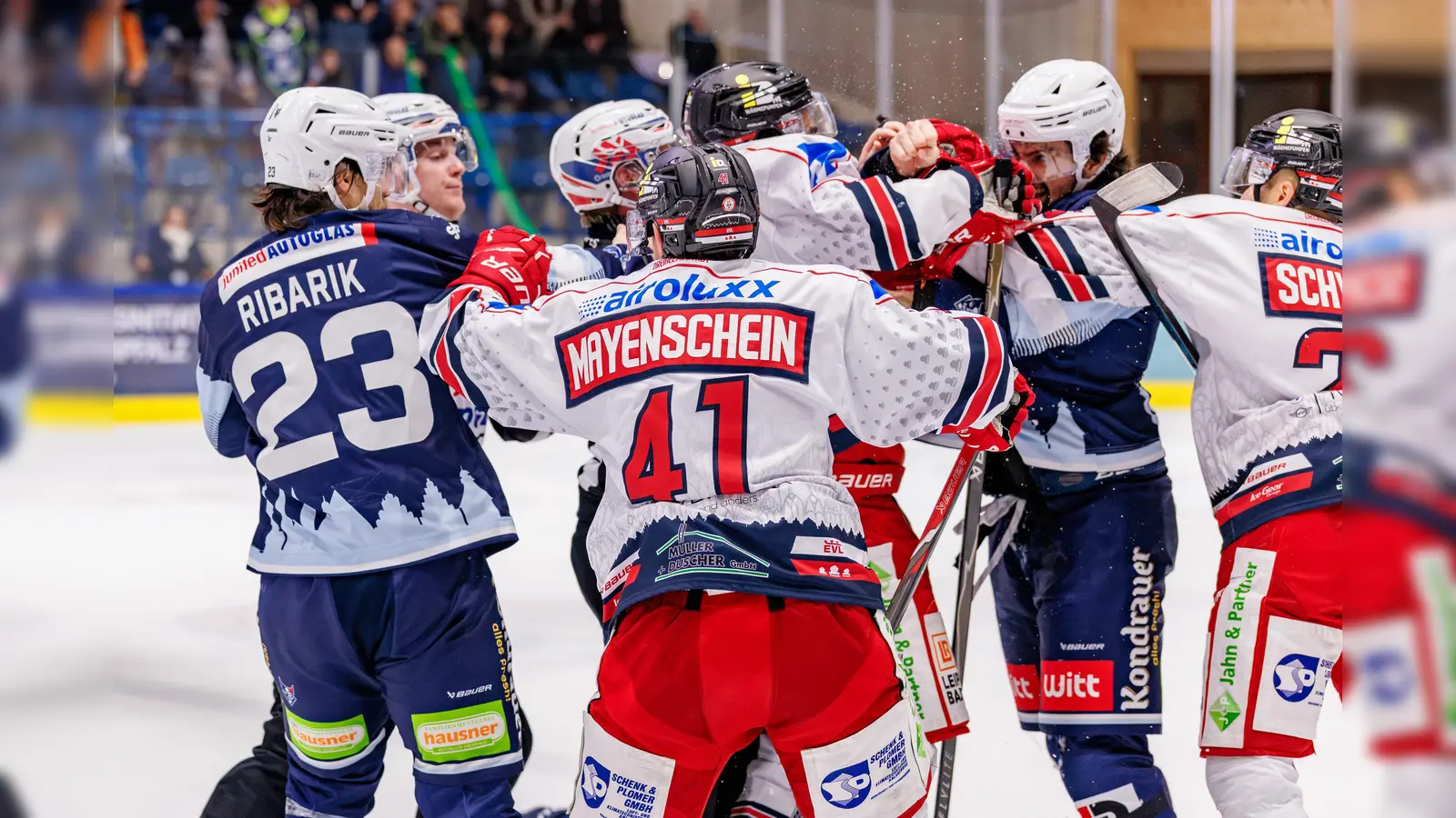 Nicht nur auf dem Eis ging es am Freitagabend hart zur Sache, auch auf der Tribüne kam es zu einem Handgemenge zwischen Anhängern aus Weiden und Landshut.  (Bild: Werner Moller)