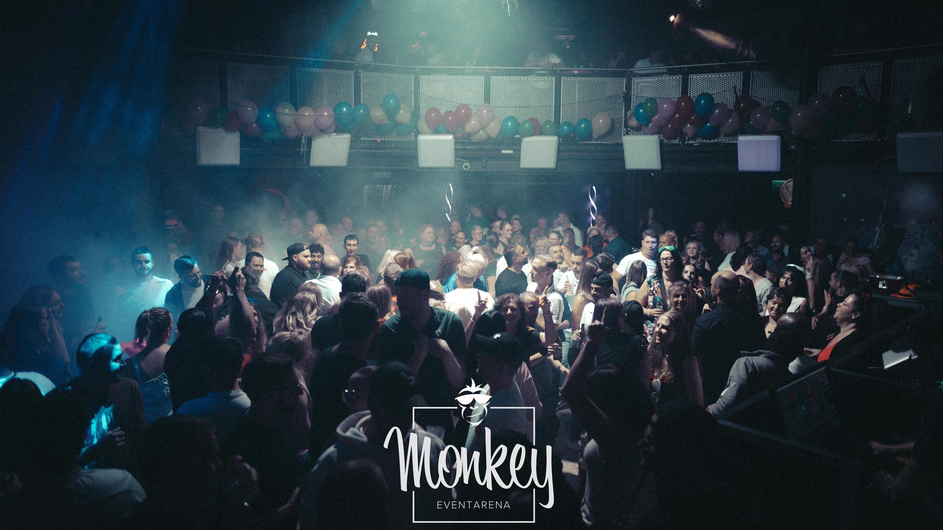 DJane Stella und DJ Roomman sorgen für den passenden Beat bei der Ü-30-Night im Monkey. (Bild: Sebastian Reiter)