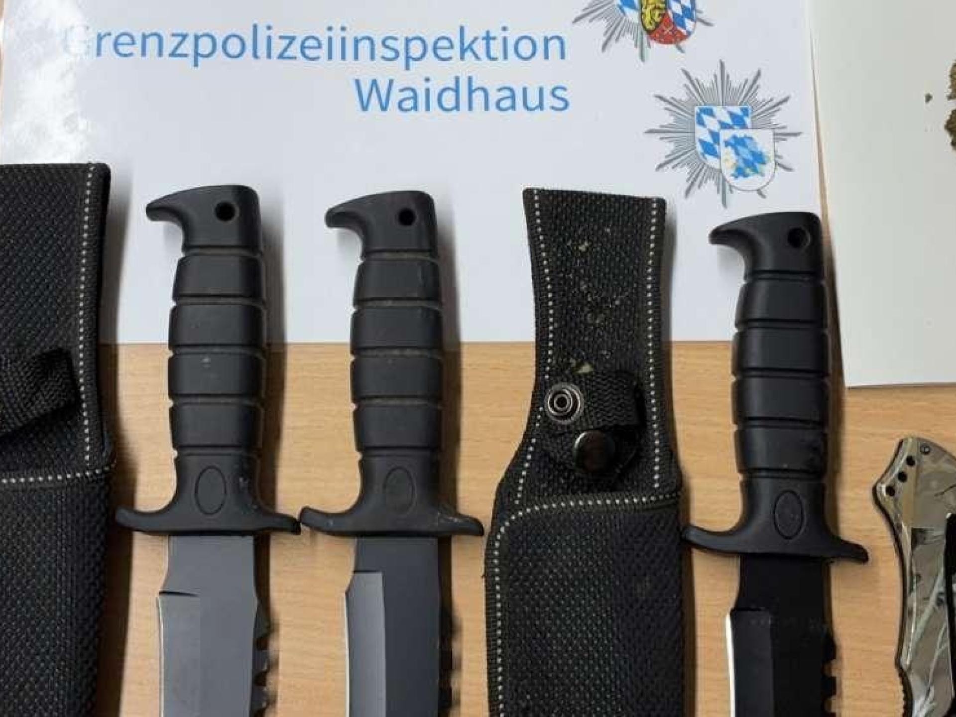 Die Grenzpolizei Waidhaus hat Waffen sichergestellt.  (Bild: Grenzpolizeiinspektion Waidhaus)