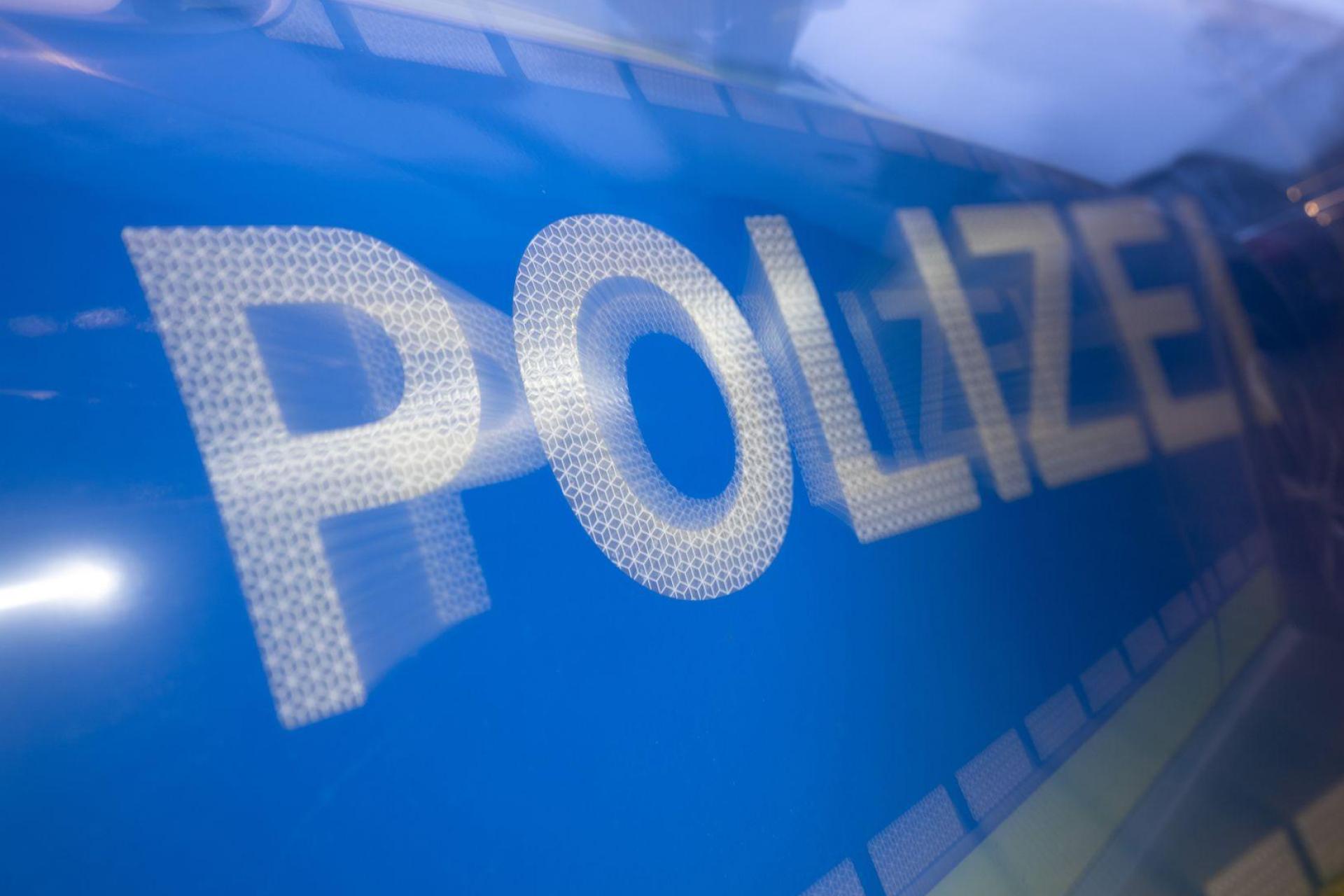 Unbekannter beschädigt in Weiden einen geparkten weißen Ford und fährt weiter. (Symbolbild: Marijan Murat/dpa)
