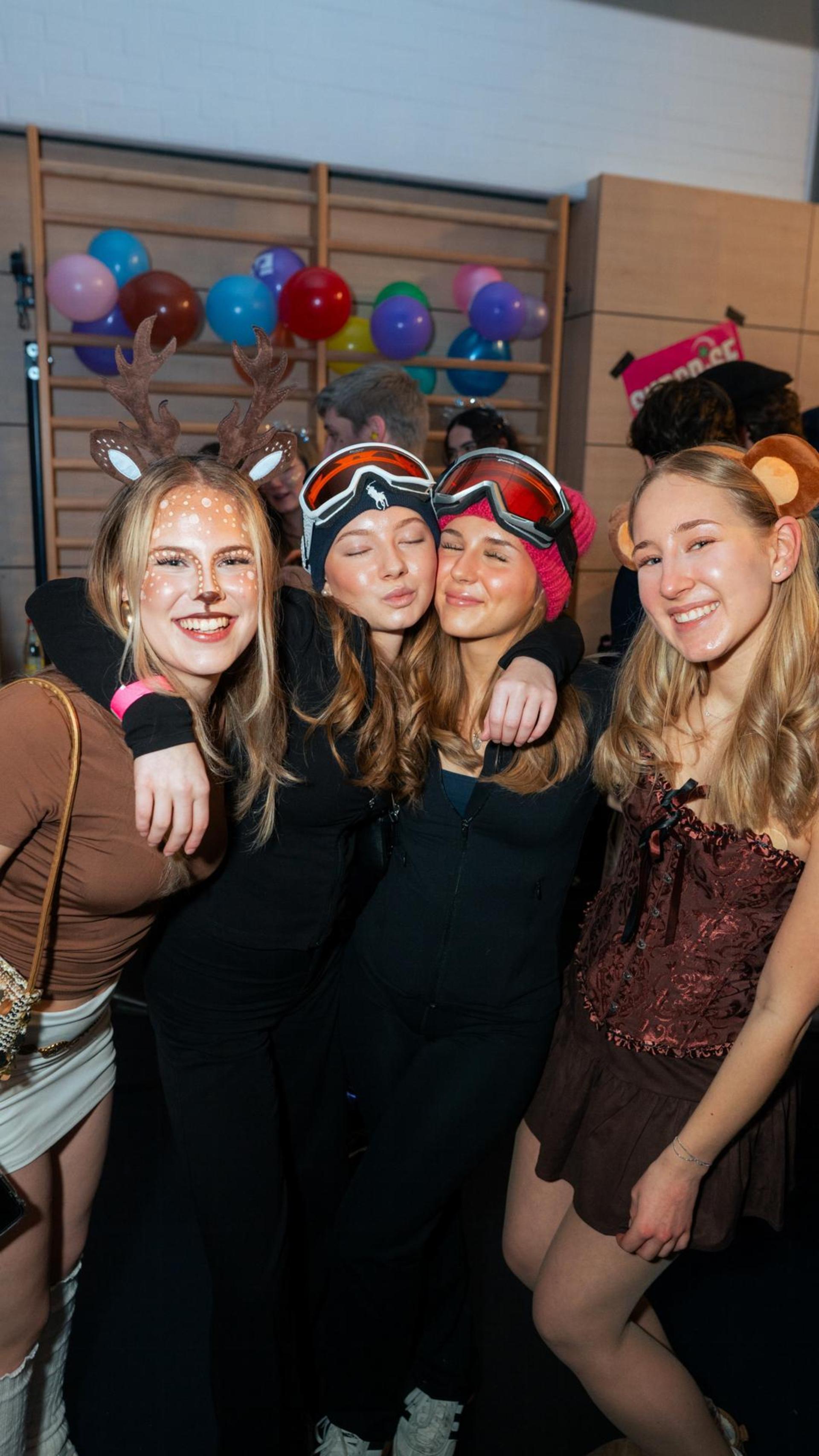 Am Sportlerball in Schirmitz gings mit Vollgas weiter im Faschingstreiben.  (Bild: Hannes Stock)