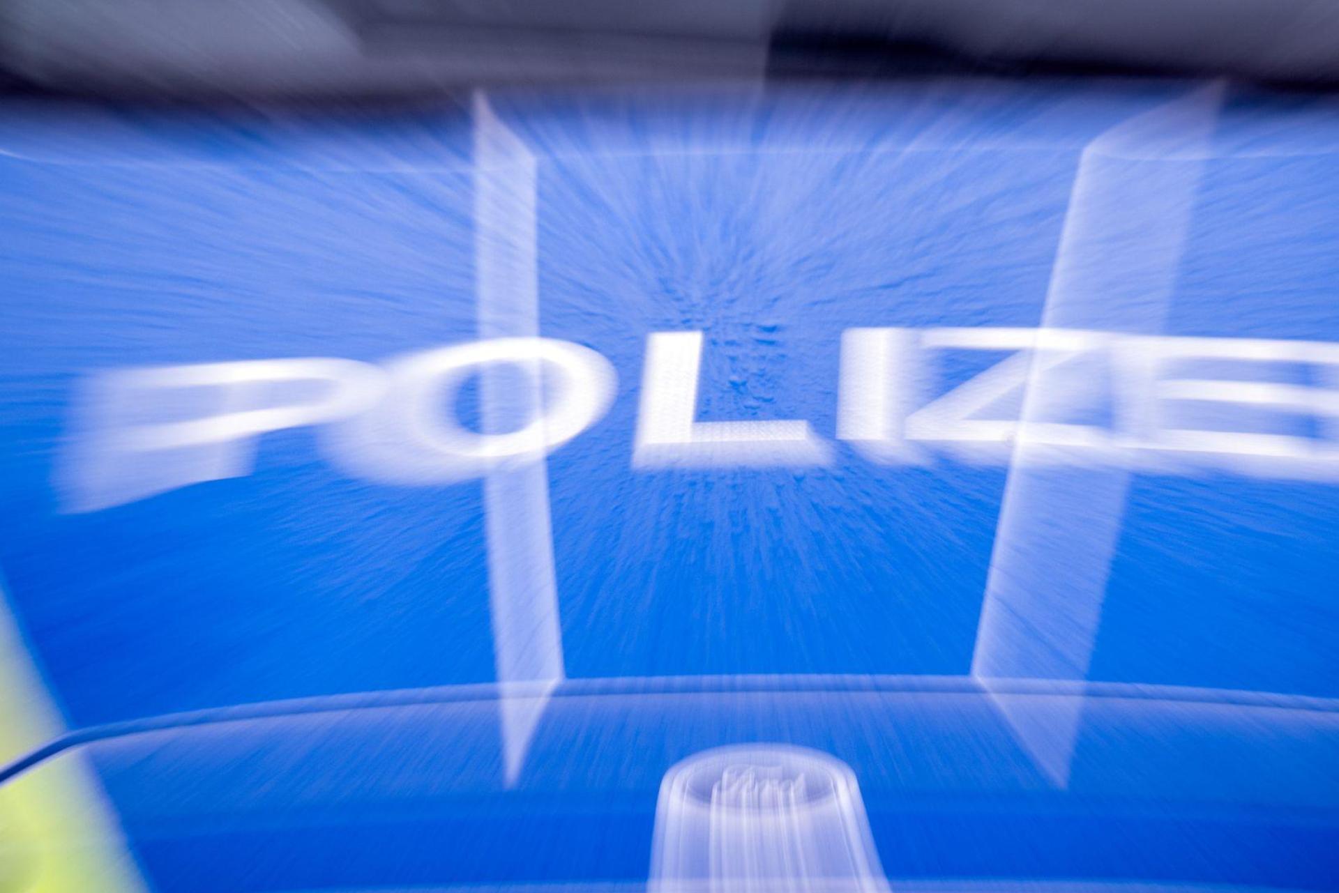 Von einem Firmengelände in Floß wurde ein Anhänger mit Fassadengerüst gestohlen.  (Symbolbild: Soeren Stache/dpa)