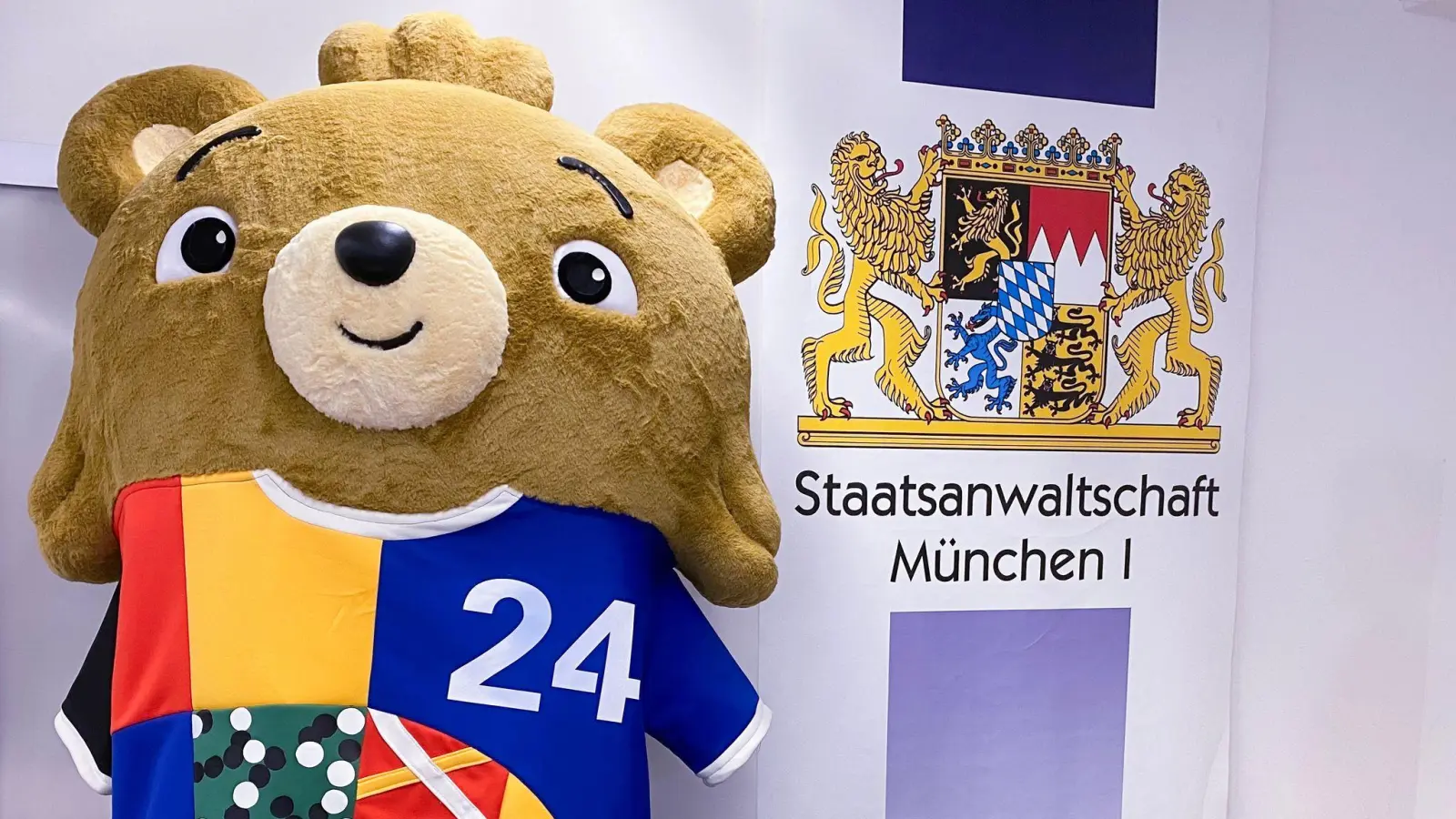 Mit diesem sehr echt aussehenden Kostüm hatte der Youtuber es beim EM-Eröffnungsspiel bis auf das Spielfeld geschafft.  (Archivbild: Britta Schultejans/dpa)