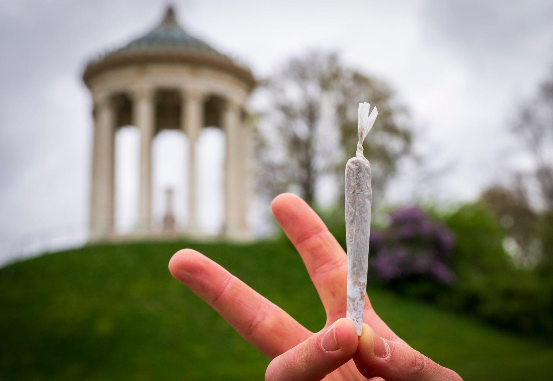 Kiffen verboten? Darüber hat der Verwaltungsgerichtshof entschieden. (Symbolfoto) (Bild: Peter Kneffel/dpa)