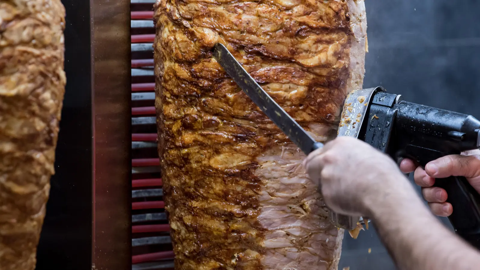 Die Polizei hat den Fahrer eines Kühltransports kontrolliert, der 2.600 Kilo Dönerfleisch zu viel dabei hatte.  (Symbolbild: Sven Hoppe)