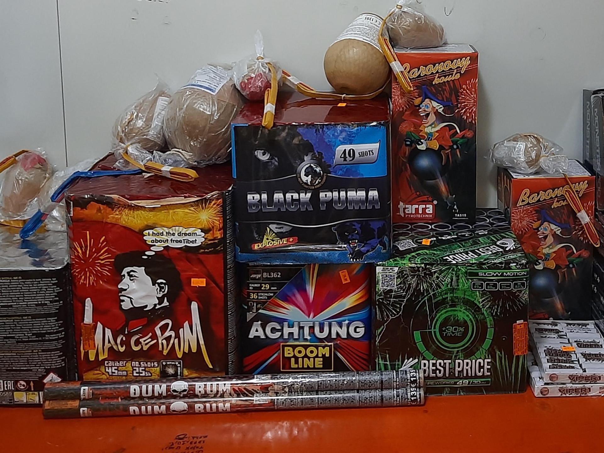 Bei Kontrollen in der Weihnachtszeit hat die Bundespolizei Waidhaus insgesamt 74 Kilogramm Feuerwerkskörper sichergestellt. (Bild: Bundespolizei)