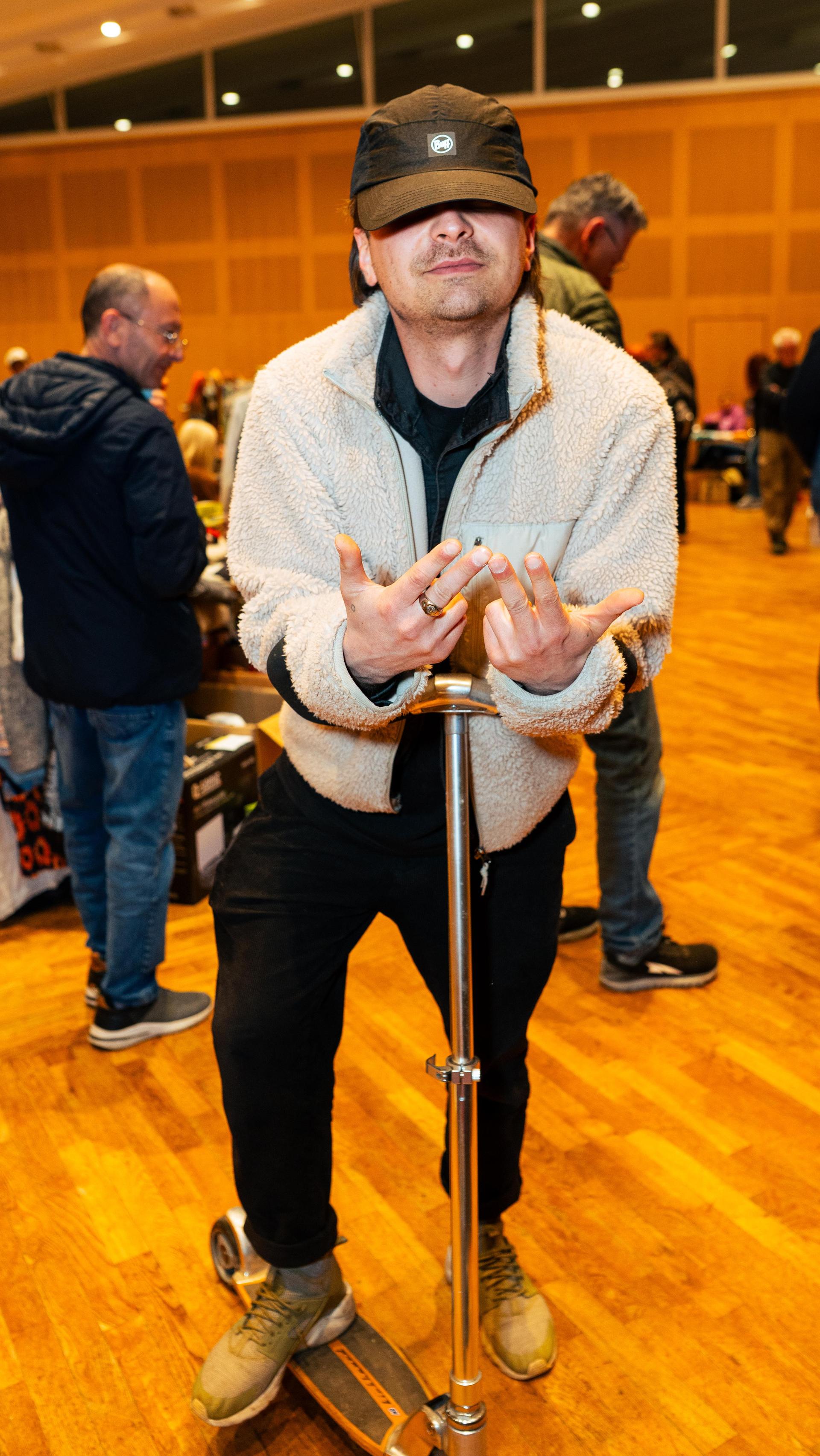 Beim Nachtflohmarkt am Freitag in Neustadt/WN herrschte bis 22 Uhr reges Treiben. (Bild: Hannes Stock)