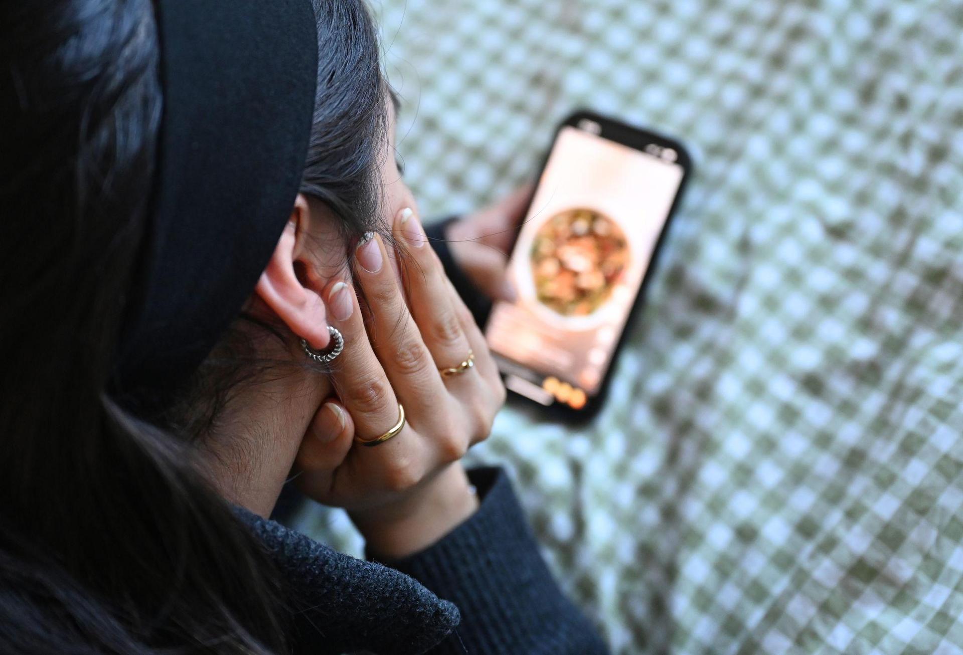 Die britische Regierung möchte herausfinden, wie sich Social Media Einschränkungen und Verbote auf schulische Leistungen, den Schlaf und das Familienleben auswirken. (Archivbild) (Bild: Elisa Schu/dpa)