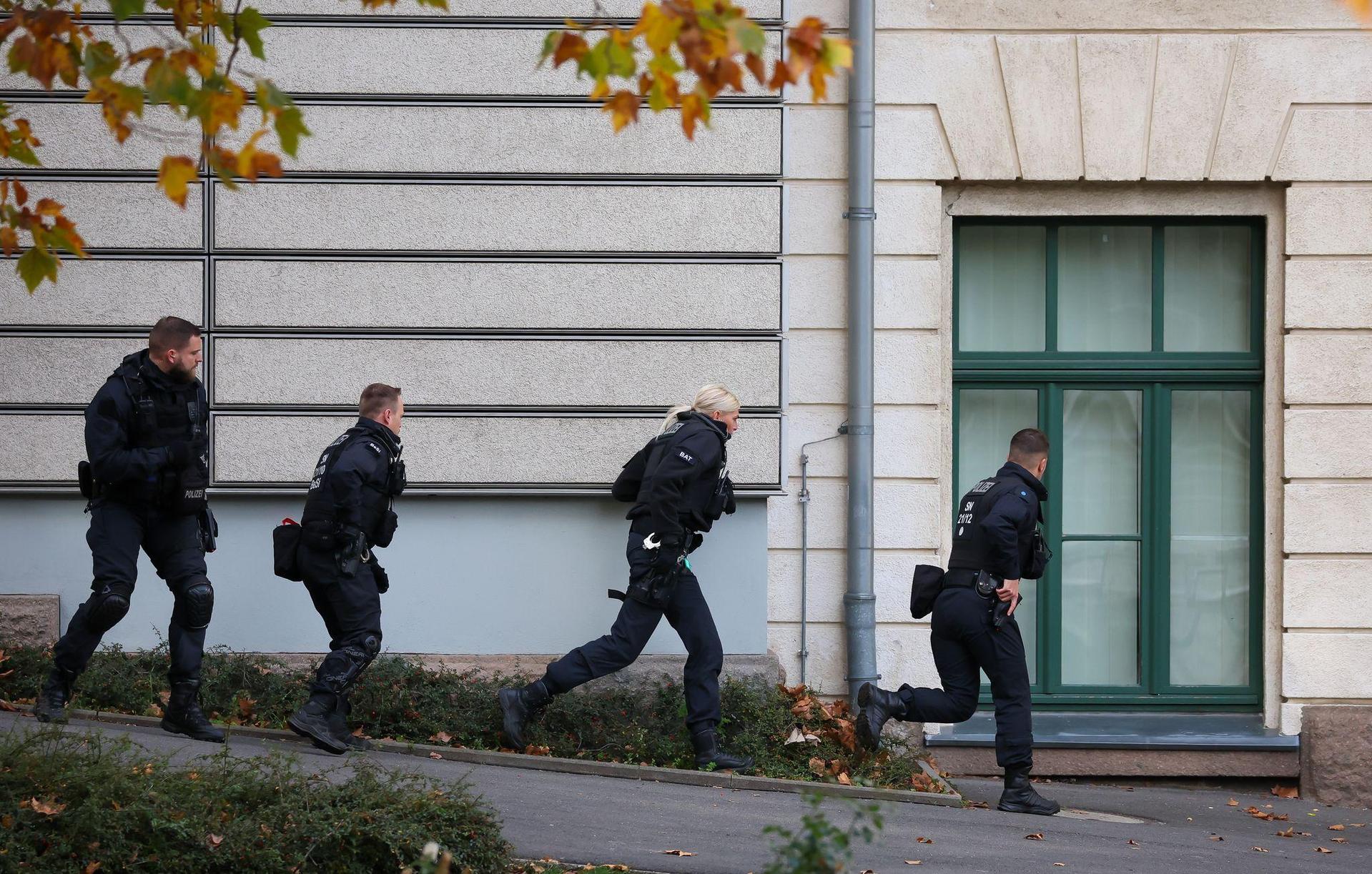 Einsatzkräfte nähern sich bei einer simulierten Amok-Lage an ein Gymnasium an. Während der Herbstferien probt die Polizei sogenannte lebensbedrohliche Einsatzlagen in ganz Bayern. (Symbolbild: Jan Woitas/dpa)