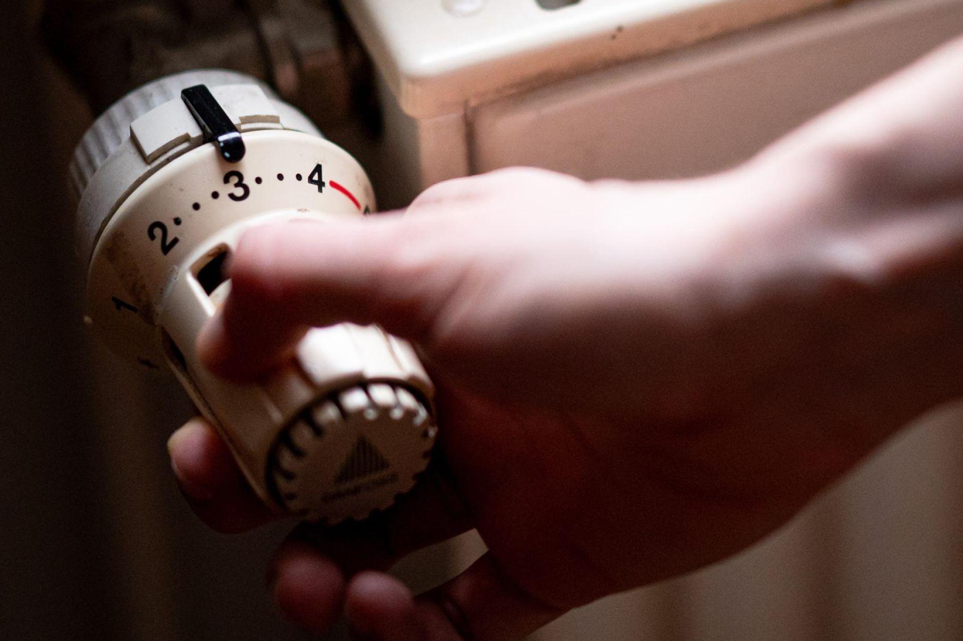 Wegen der eisigen Kälte und einer Störung an der Heizungsanlage fällt an einer Schule im Nürnberger Land der Präsenzunterricht teilweise aus. (Symbolbild) (Bild: Fabian Sommer/dpa)