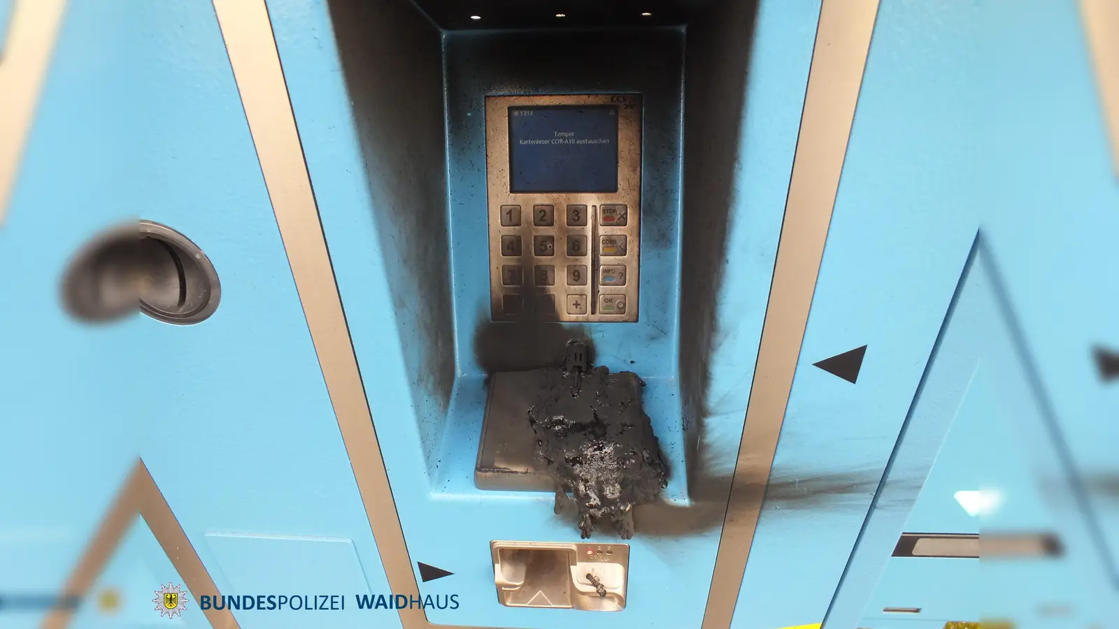 Unbekannte beschädigen mit Feuerwerkskörpern einen Fahrkartenautomaten in Windischeschenbach. Tastatur und Kartenlesegerät sind zerstört. (Bild: Bundespolizei)