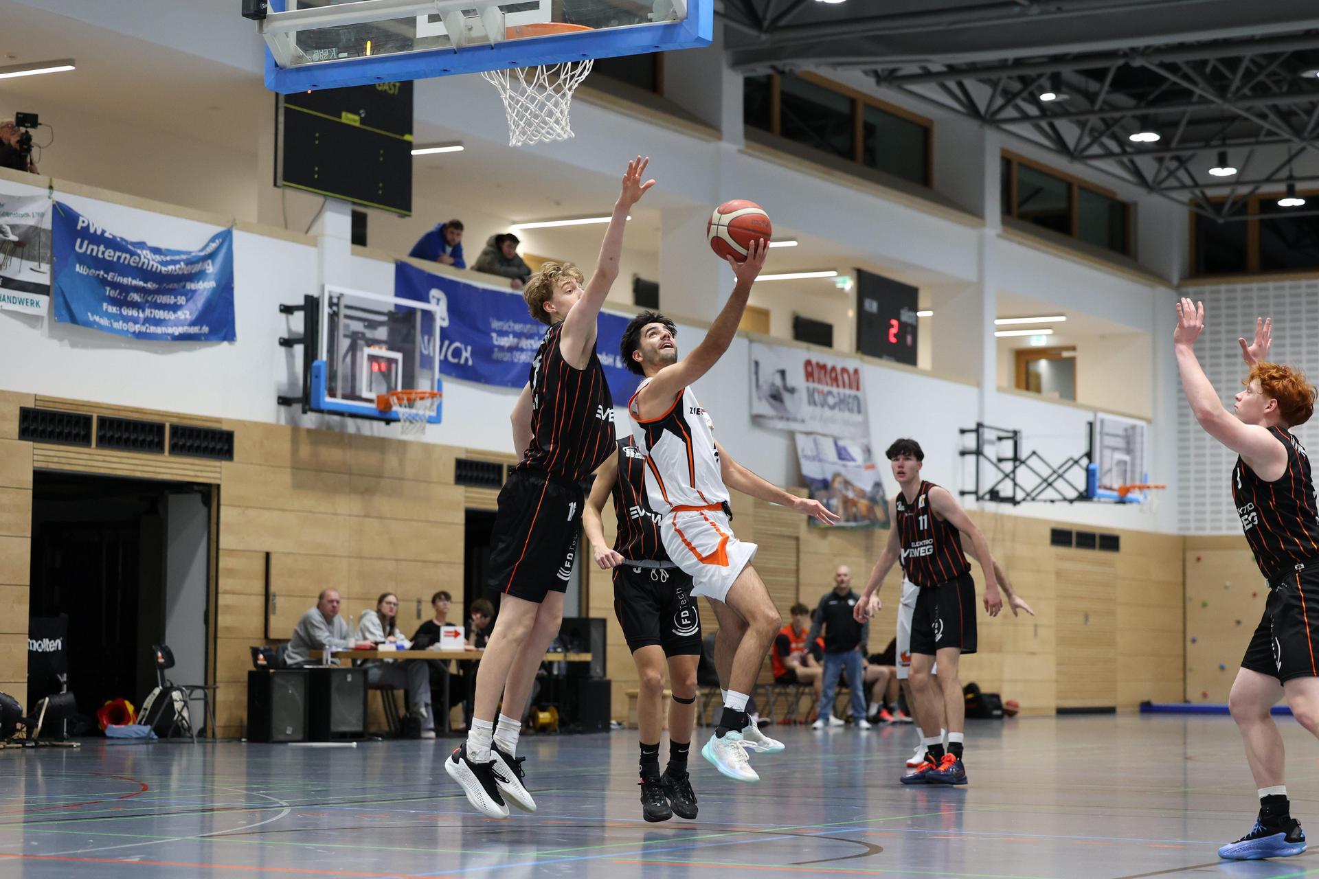 Die DJK Neustadt (im Bild Kapitän Liam Archer) ist in Bayreuth nur Außenseiter. Dennoch will das Team dem ungeschlagenen Tabellenführer einen großen Kampf liefern.  (Bild: Dieter Jäschke)