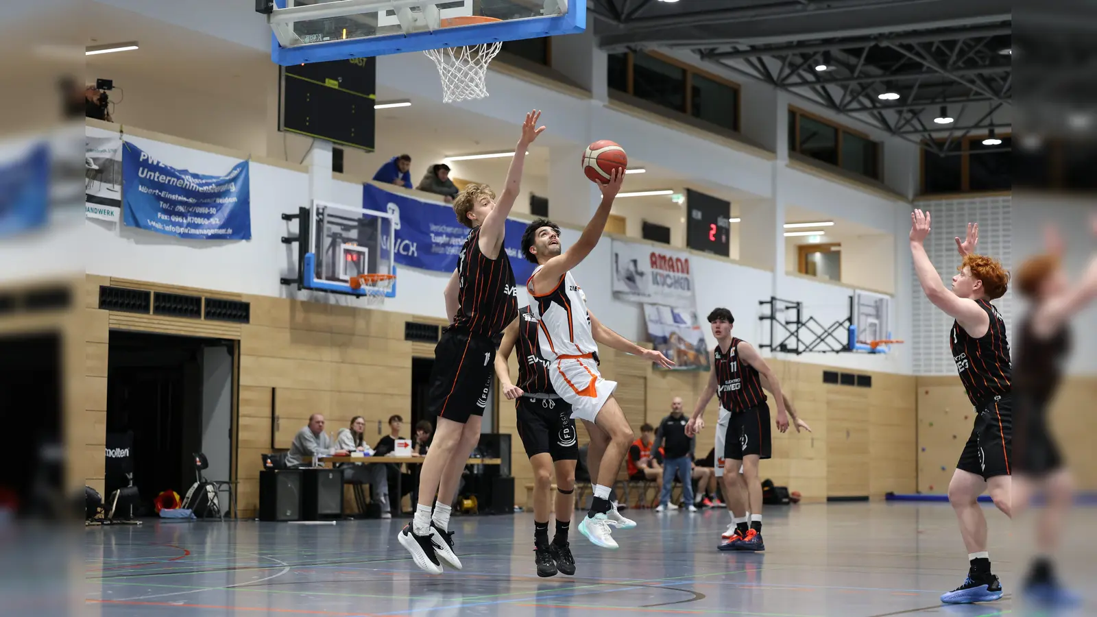 Die DJK Neustadt (im Bild Kapitän Liam Archer) ist in Bayreuth nur Außenseiter. Dennoch will das Team dem ungeschlagenen Tabellenführer einen großen Kampf liefern.  (Bild: Dieter Jäschke)