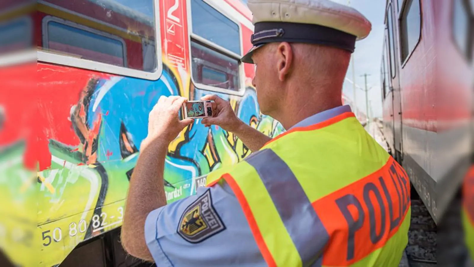 Ein Regionalzug, wie auf diesem Symbolbild, wird in Regensburg besprüht. (Symbolbild: Bundespolizei)