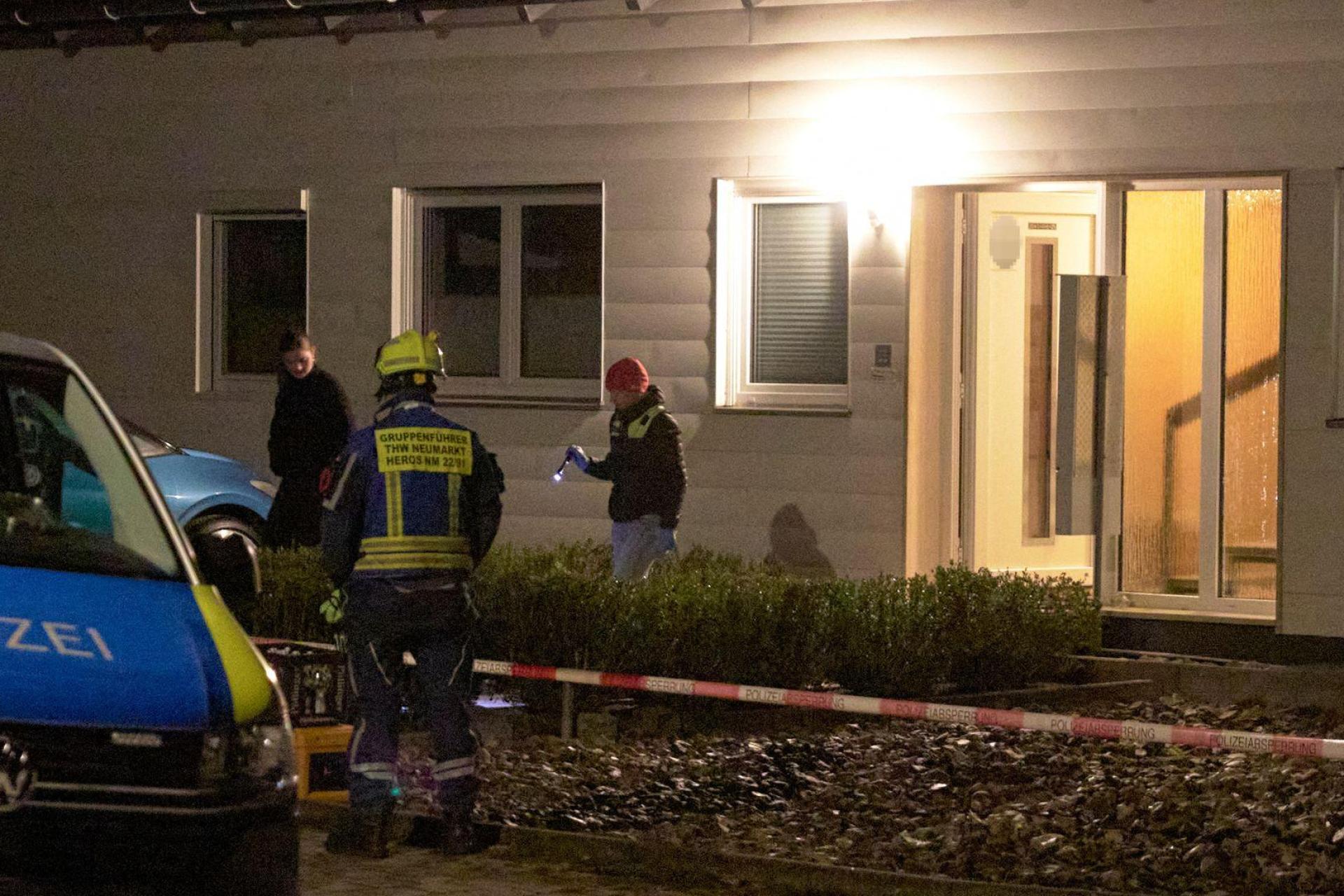 Die Polizei sichert den Tatort rund um das Haus des Tatverdächtigen. Bei einer Waffenkontrolle in der Oberpfalz sind eine Mitarbeiterin und ein Mitarbeiter des Landratsamts Neumarkt erschossen worden. (Bild: Tizian Gerbing/dpa)