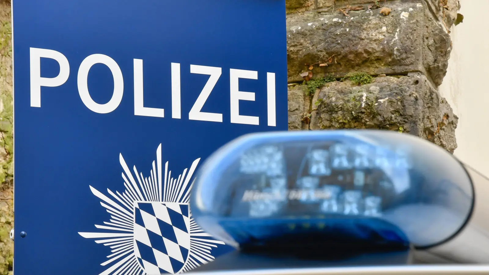 Unbekannte haben in Eschenbach ein vorfahrtgebendes Verkehrszeichen verdreht. Die Polizei warnt vor der Gefahr und sucht Zeugen. (Symbolbild: Petra Hartl)
