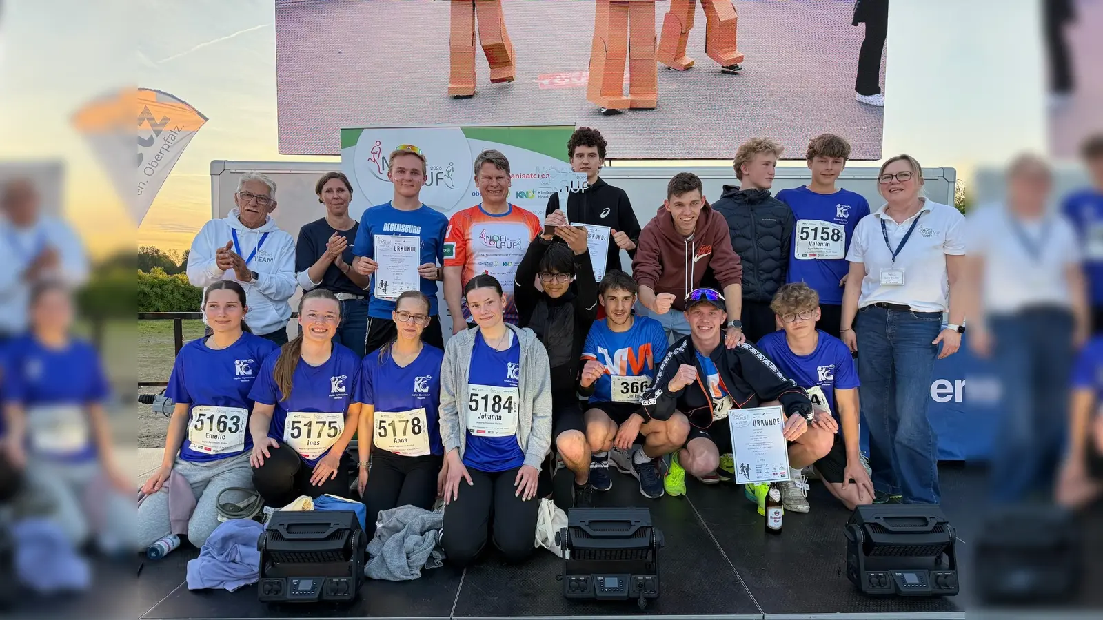 Die Teams des Kepler-Gymnasiums Weiden, der Volksbank-Raiffeisenbank-Nordoberpfalz und des Stiftland-Gymnasiums Tirschenreuth stehen in der Kategorie „Schnellstes Azubi-Team“ auf dem Siegertreppchen. (Bild: Stephan Huber)