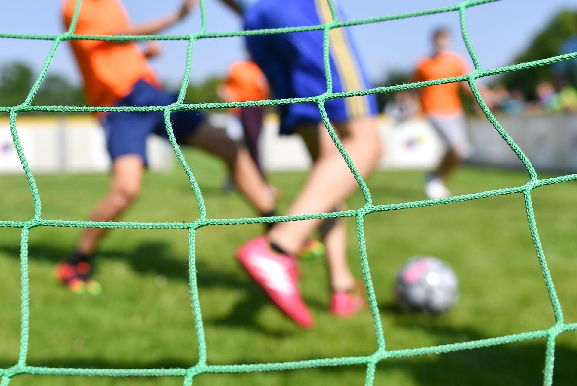 Wegen der Hitze hat der Bayerische Fußball-Verband alle Spiele und Turniere am Wochenende abgesagt. (Symbolbild) (Bild: Uwe Anspach/dpa)