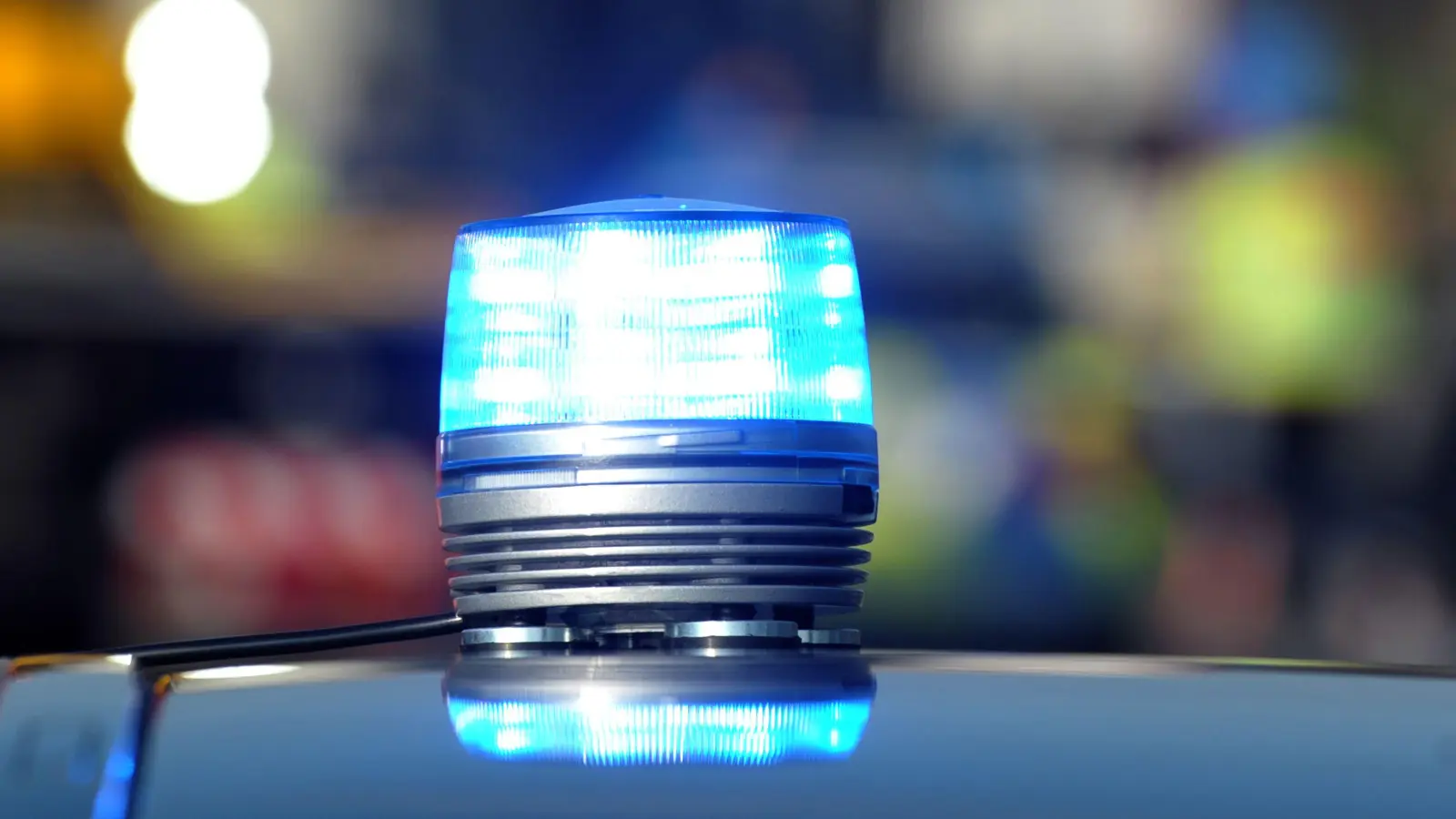 In Flossenbürg hat jemand zwei Hinweisschilder nahe des Gaisweihers besprüht. Zeugen sollten sich bei der Polizei melden. (Symbolbild: Stefan Puchner / dpa)