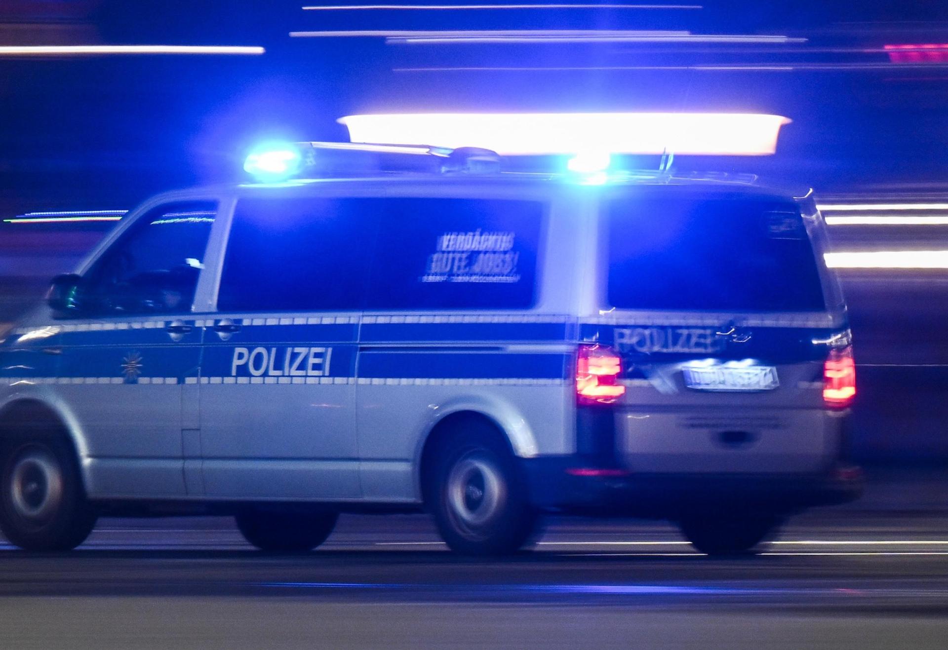 Polizei Illustration<br><br>Die Polizei sucht nach den Tätern, die in Luhe in der Nacht auf Mittwoch einen Autoanhänger samt Rasenmähertraktor entwendeten.  (Symbolbild: Robert Michael/dpa)