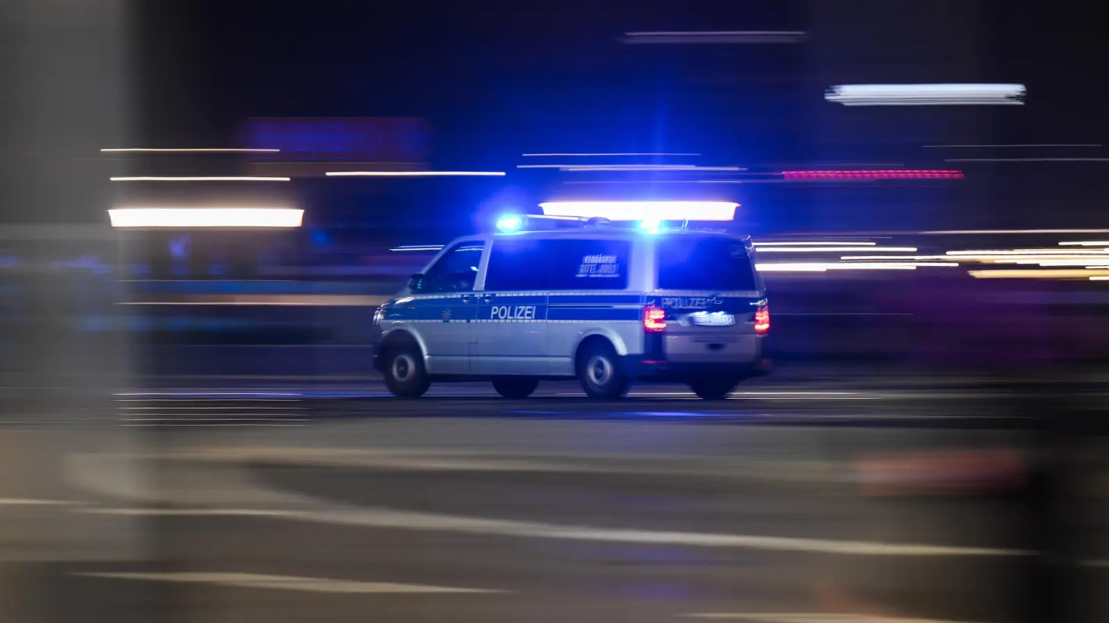 Ein filmreife Verfolgungsfahrt lieferte sich die Polizei am Wochenende mit einem jungen BMW-Fahrer in Grafenwöhr, Eschenbach und Kemnath. (Symbolbild: Robert Michael/dpa)