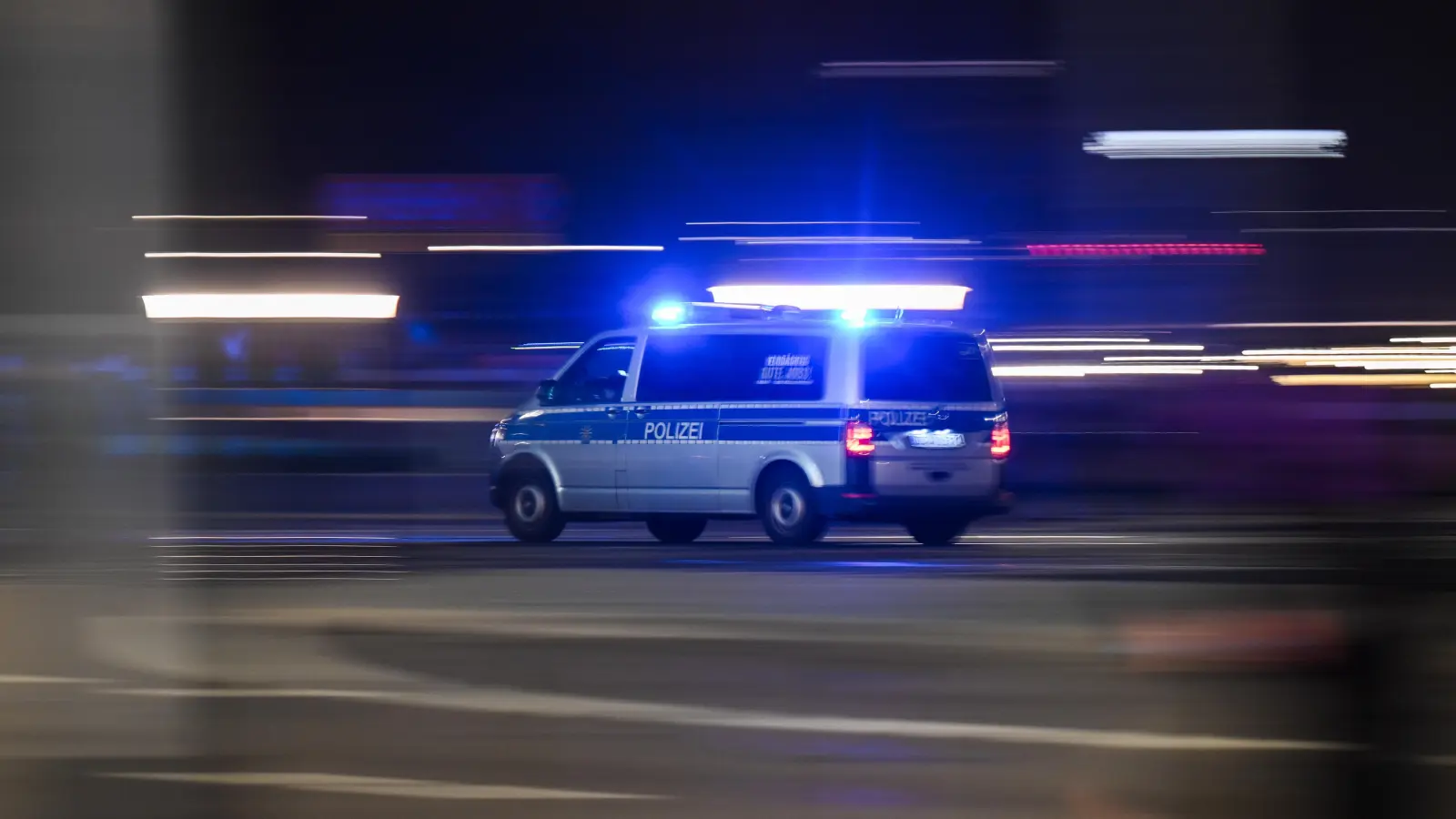 Zwei Männer gerieten zum Auftakt des Hofer Volksfestes in Streit. Die Polizei schreibt Anzeigen. (Symbolbild: Robert Michael/dpa)