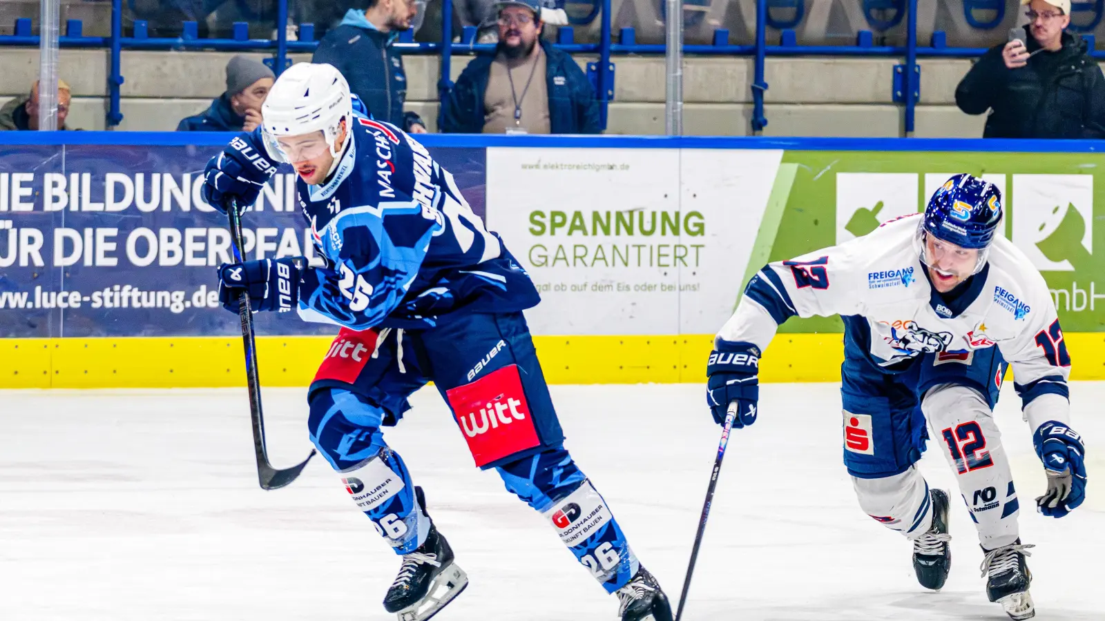 Daniel Schwaiger (links) wird künftig nicht mehr für die Blue Devils Weiden auflaufen.  (Archivbild: Elke Englmaier)