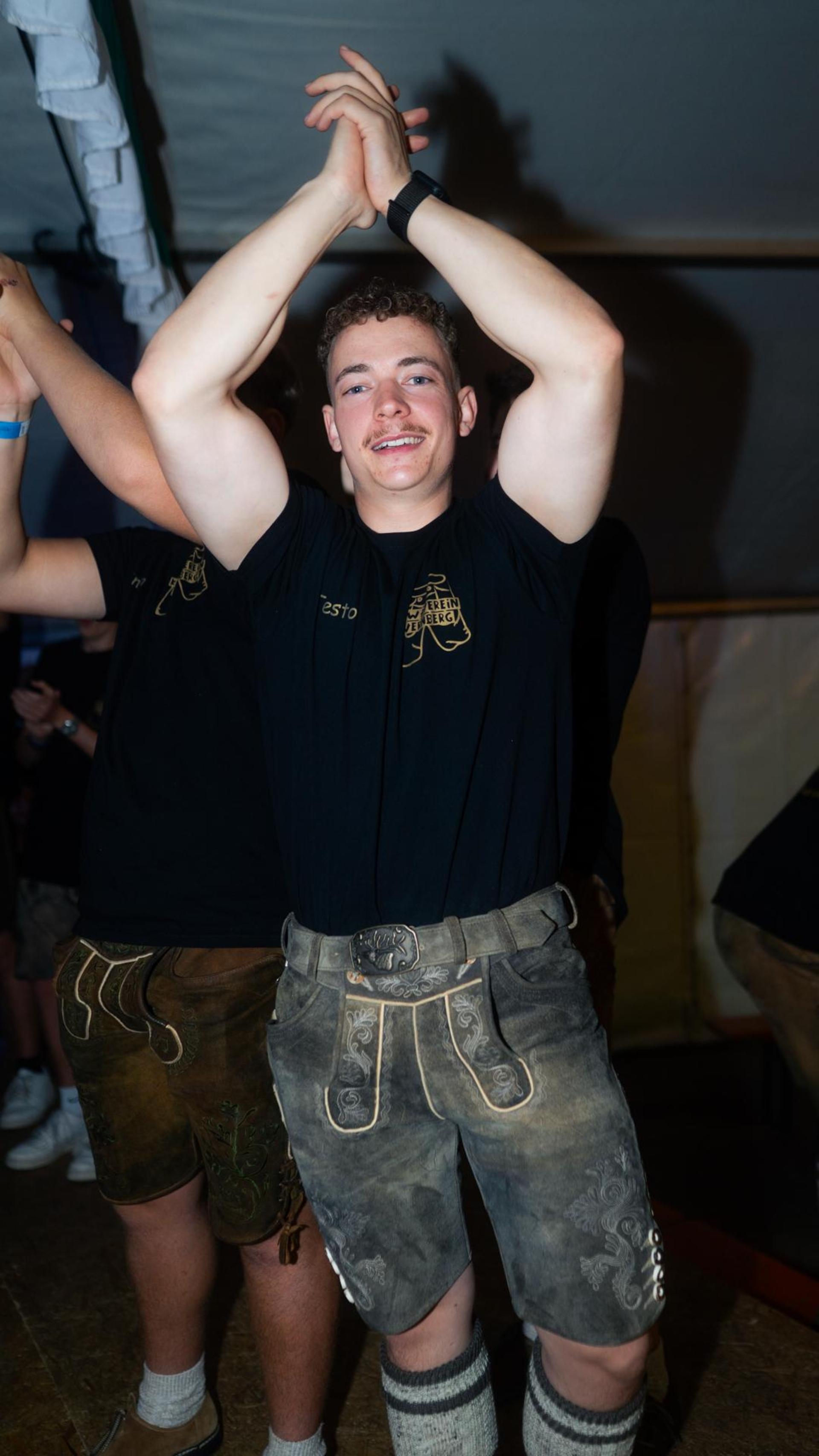 Die Quertreiber rocken am Samstagabend das Festzelt bei der Kirwa in Wernberg.  (Bild: Hannes Stock)