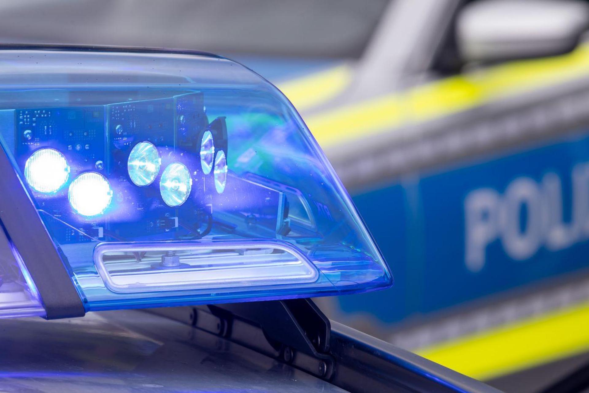 Nach einem tödlichen Autounfall im Landkreis Cham ermittelt die Polizei zur Unfallursache. (Symbolbild) (Bild: Daniel Karmann/dpa)